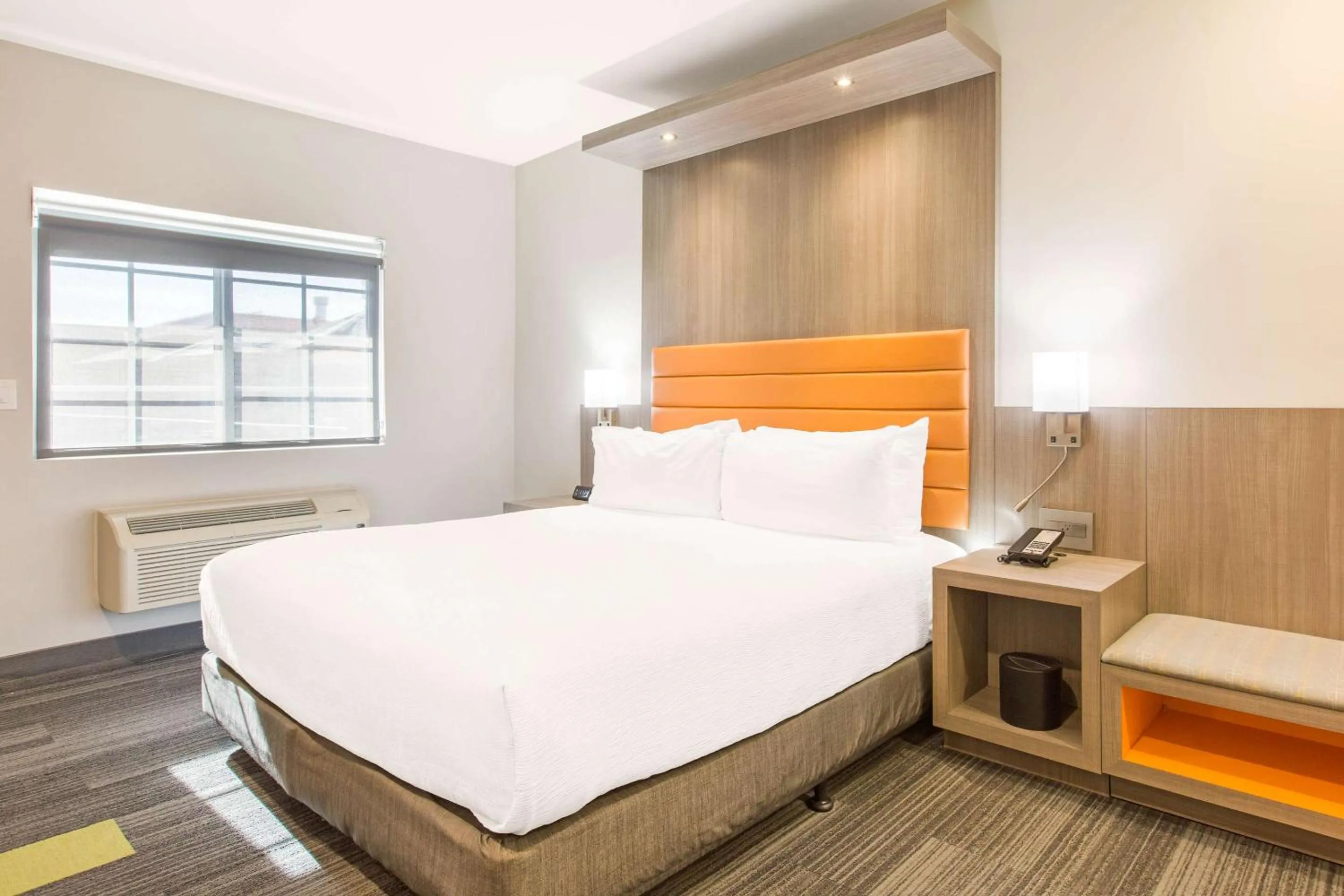 Bedroom, Bed in Rodeway Inn near Melrose Ave