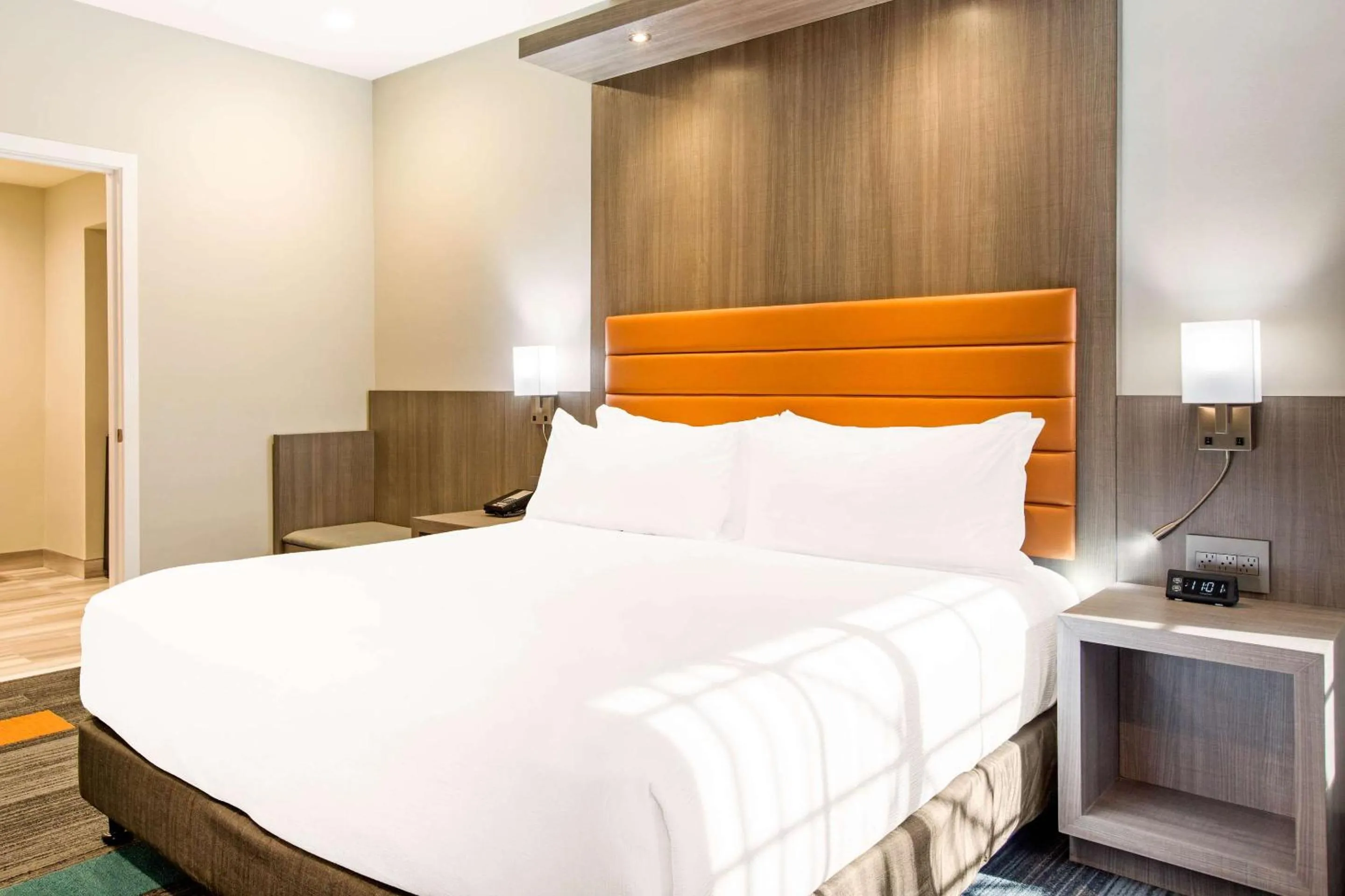 Bedroom, Bed in Rodeway Inn near Melrose Ave