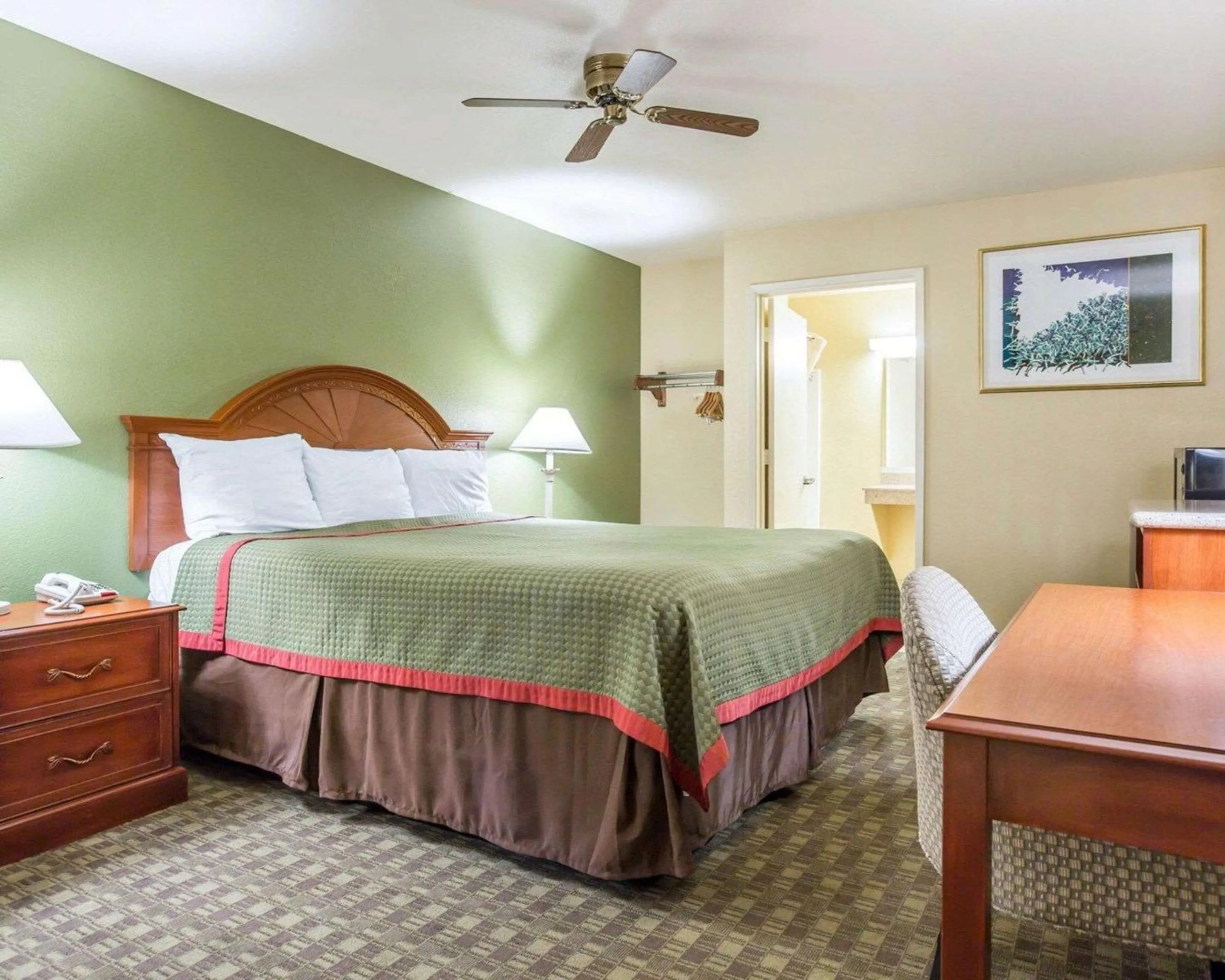 Photo of the whole room, Bed in Rodeway Inn Delano