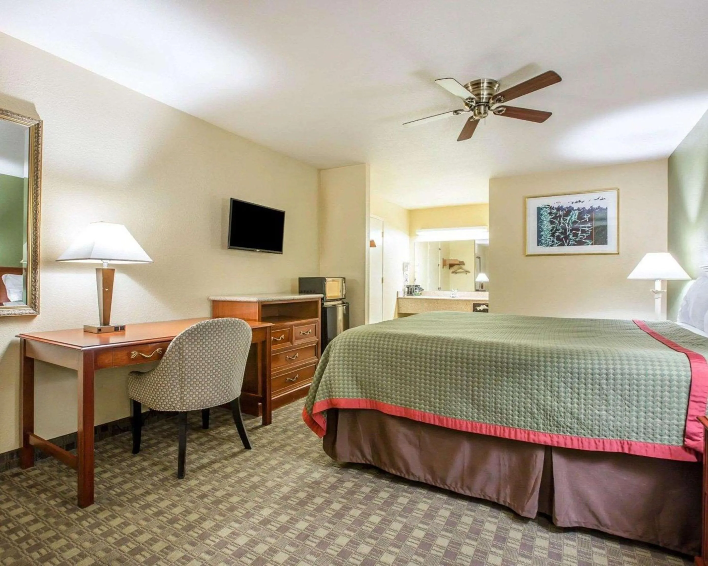 Photo of the whole room, Bed in Rodeway Inn Delano