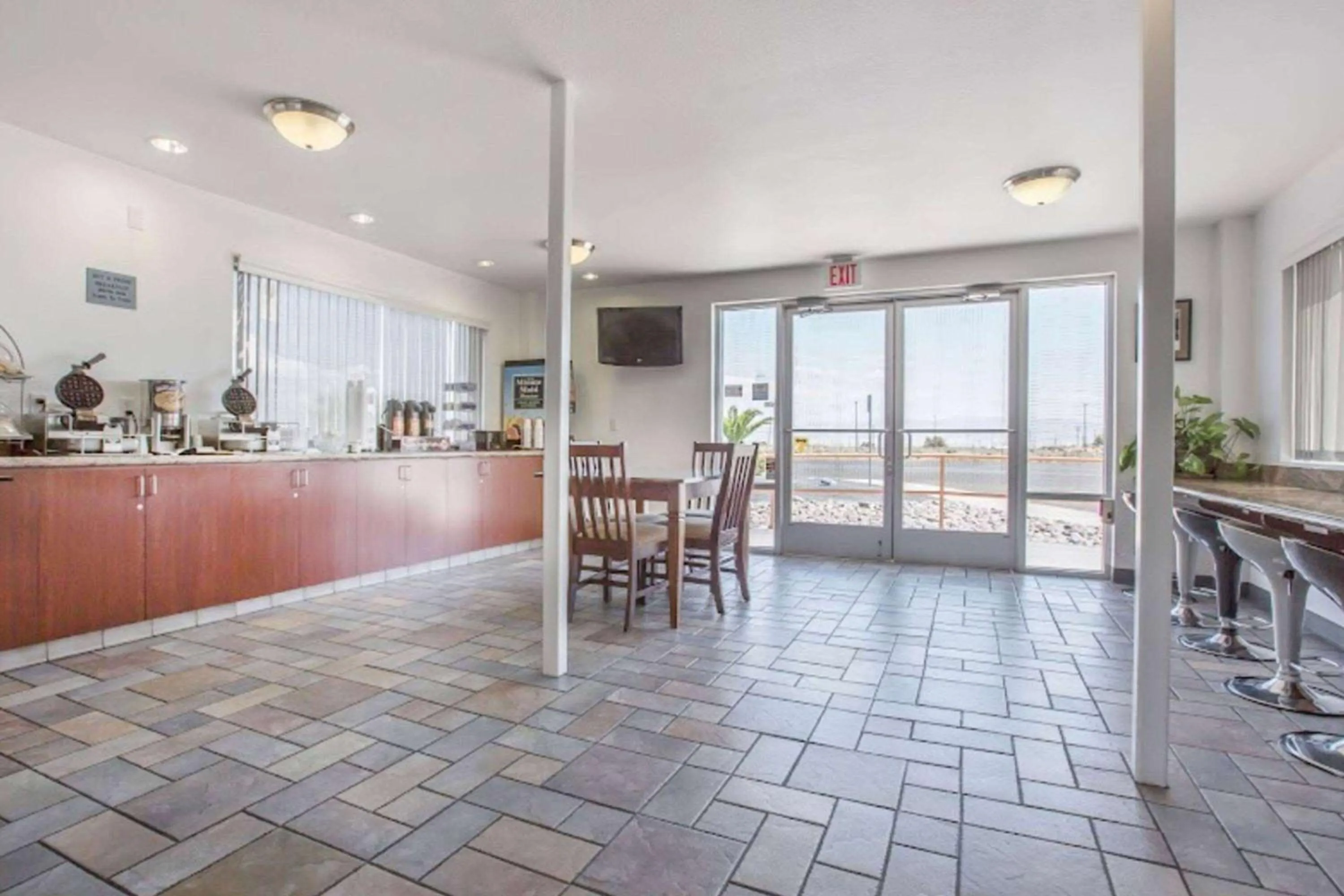 Breakfast in Econo Lodge Inn & Suites near China Lake Naval Station