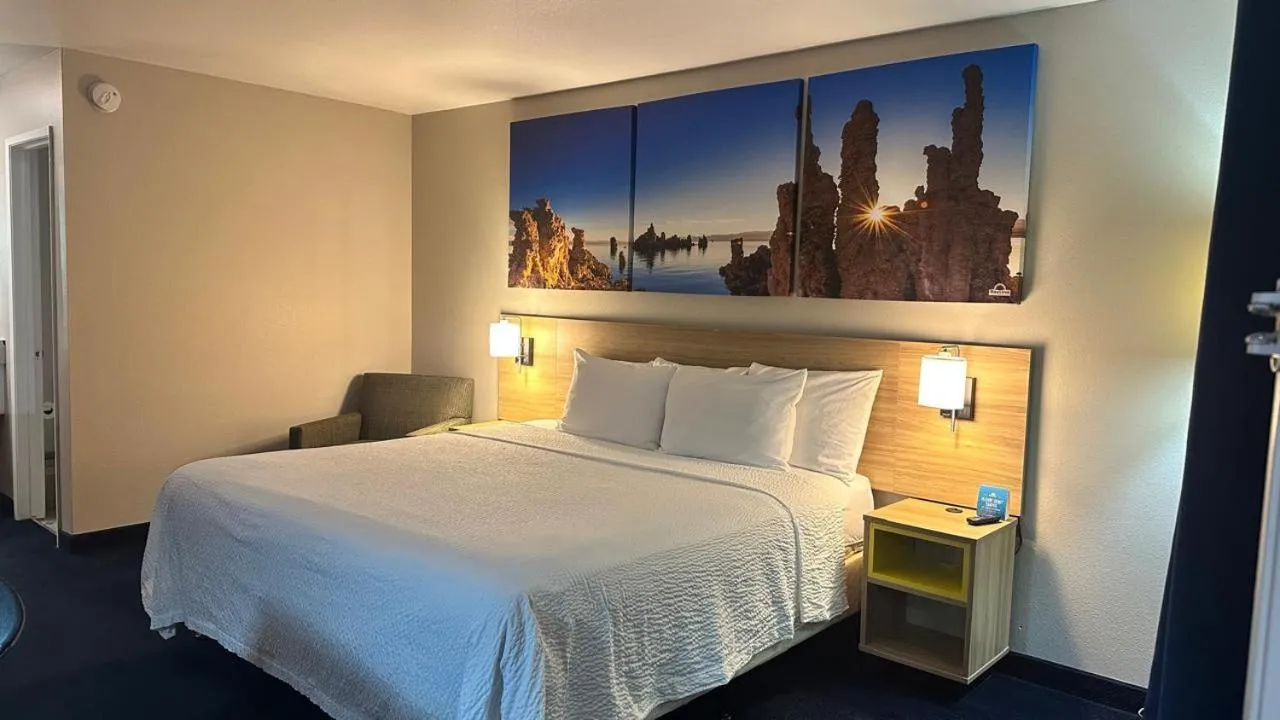 Bed in Econo Lodge Inn & Suites near China Lake Naval Station