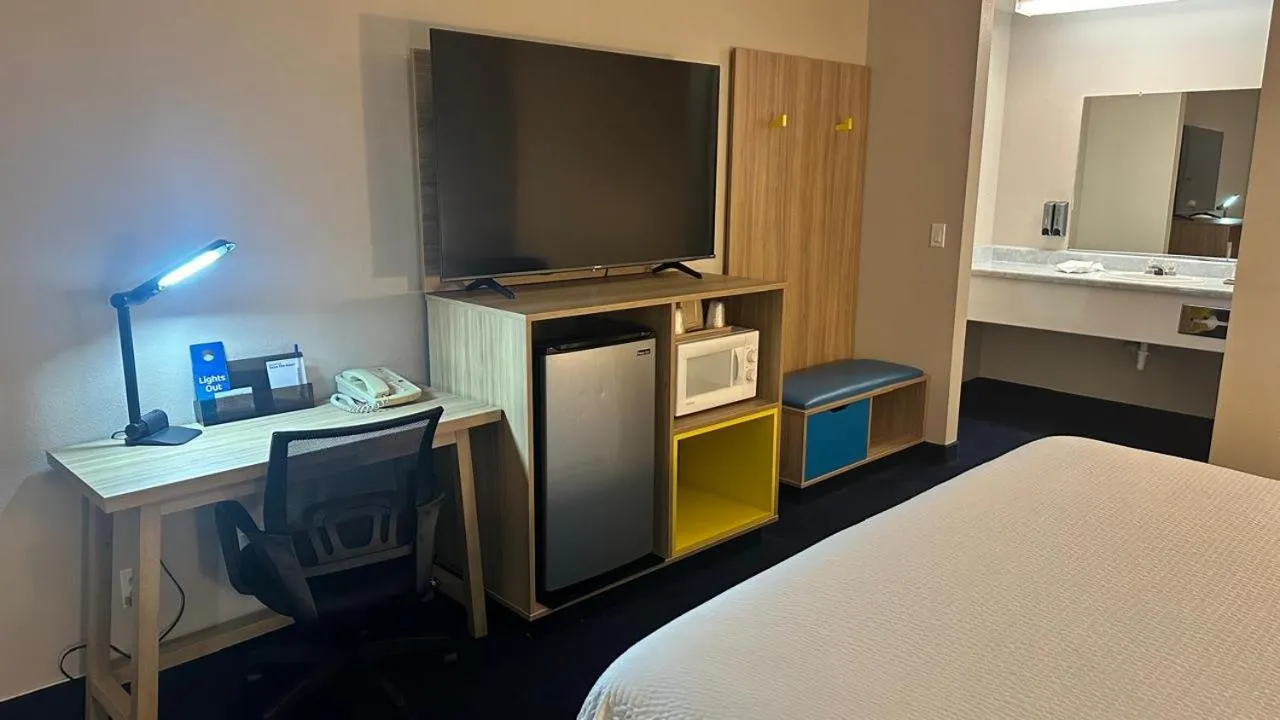 Bed in Econo Lodge Inn & Suites near China Lake Naval Station