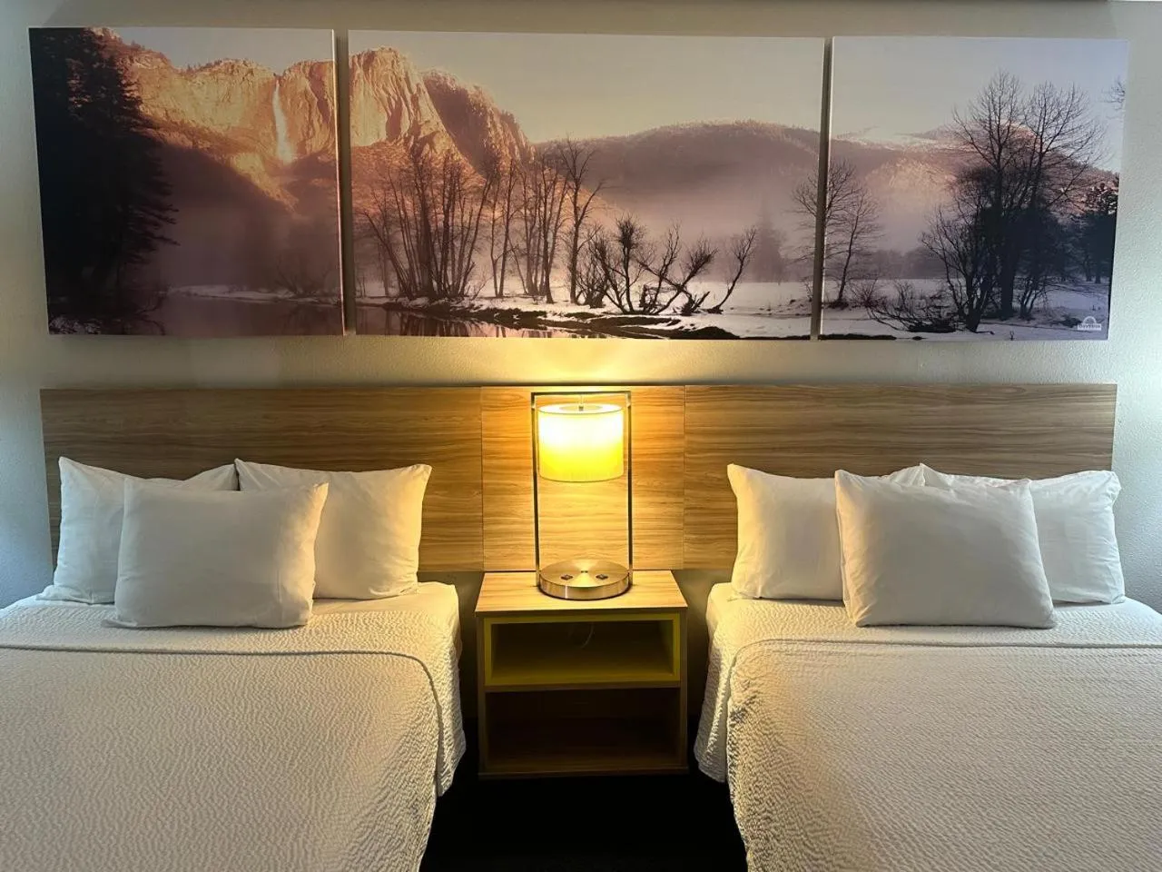 Bed in Econo Lodge Inn & Suites near China Lake Naval Station