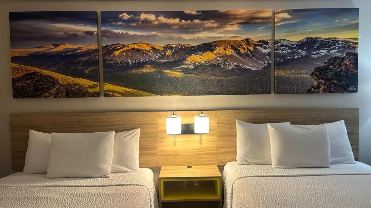 Bed in Econo Lodge Inn & Suites near China Lake Naval Station