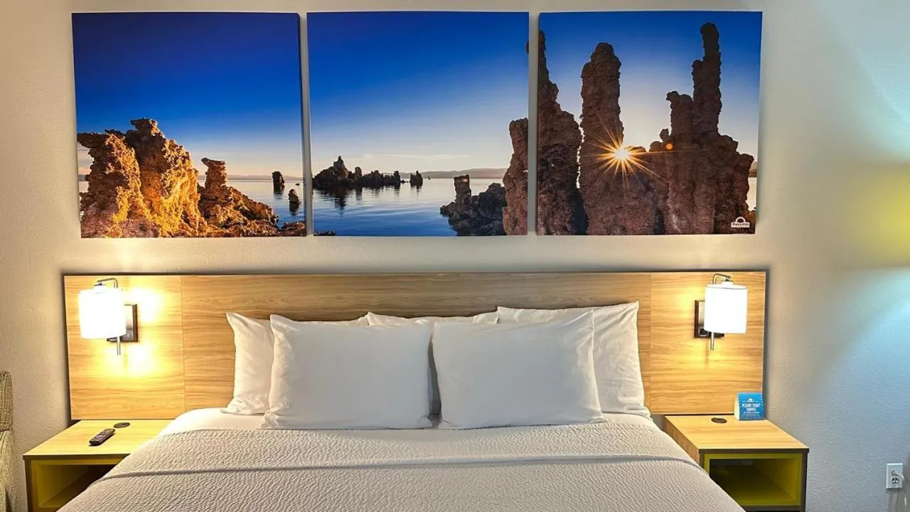 Bed in Econo Lodge Inn & Suites near China Lake Naval Station