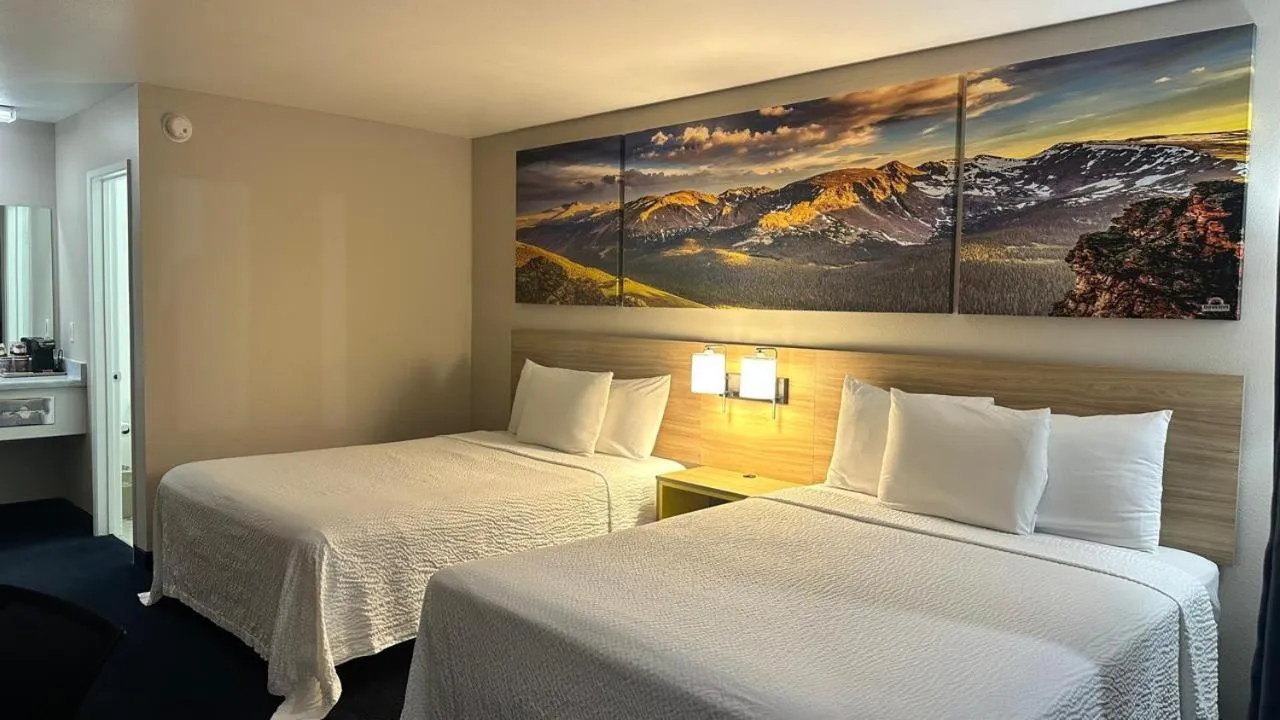 Bed in Econo Lodge Inn & Suites near China Lake Naval Station