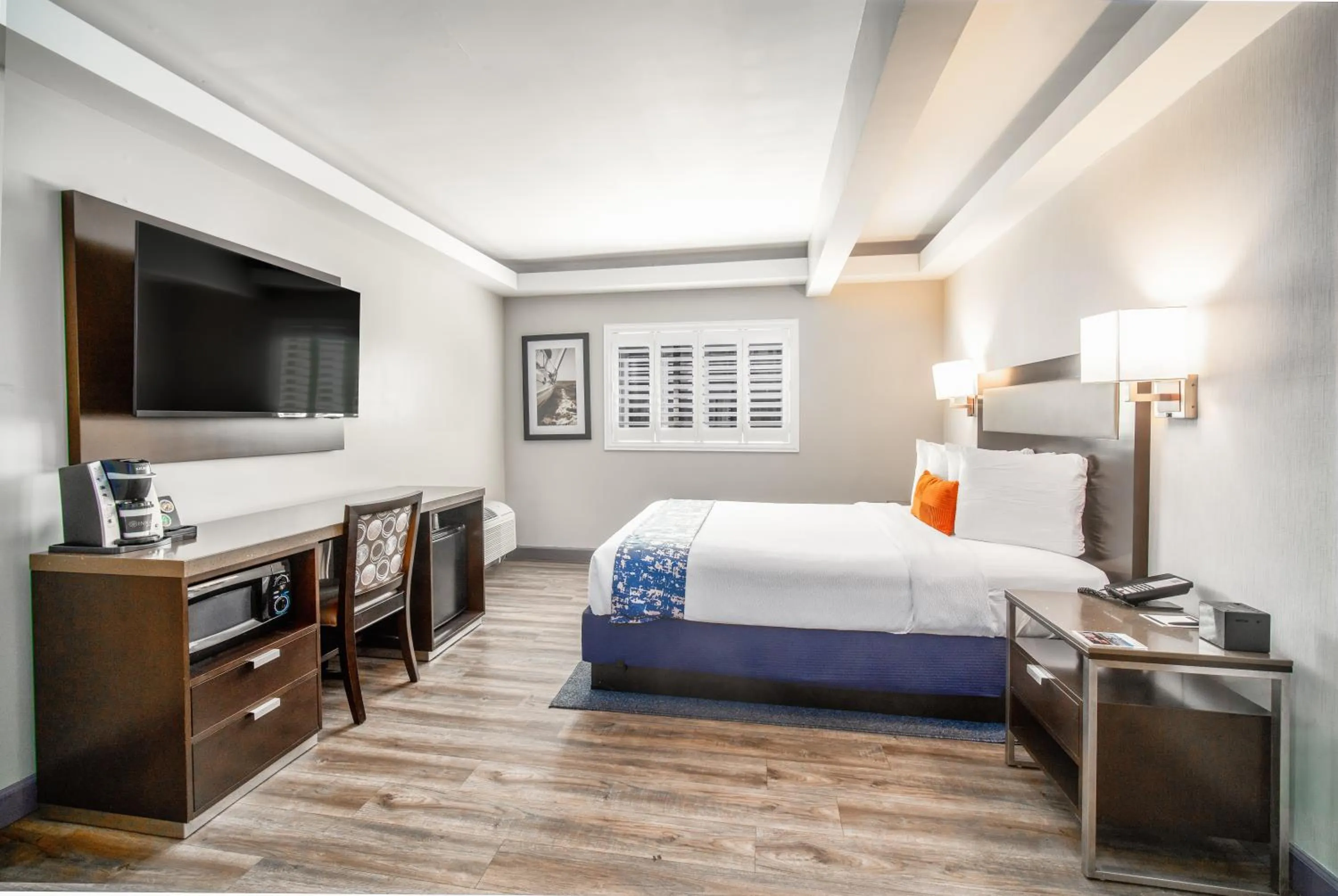 Bed in Inn at 50 Long Beach Convention Center