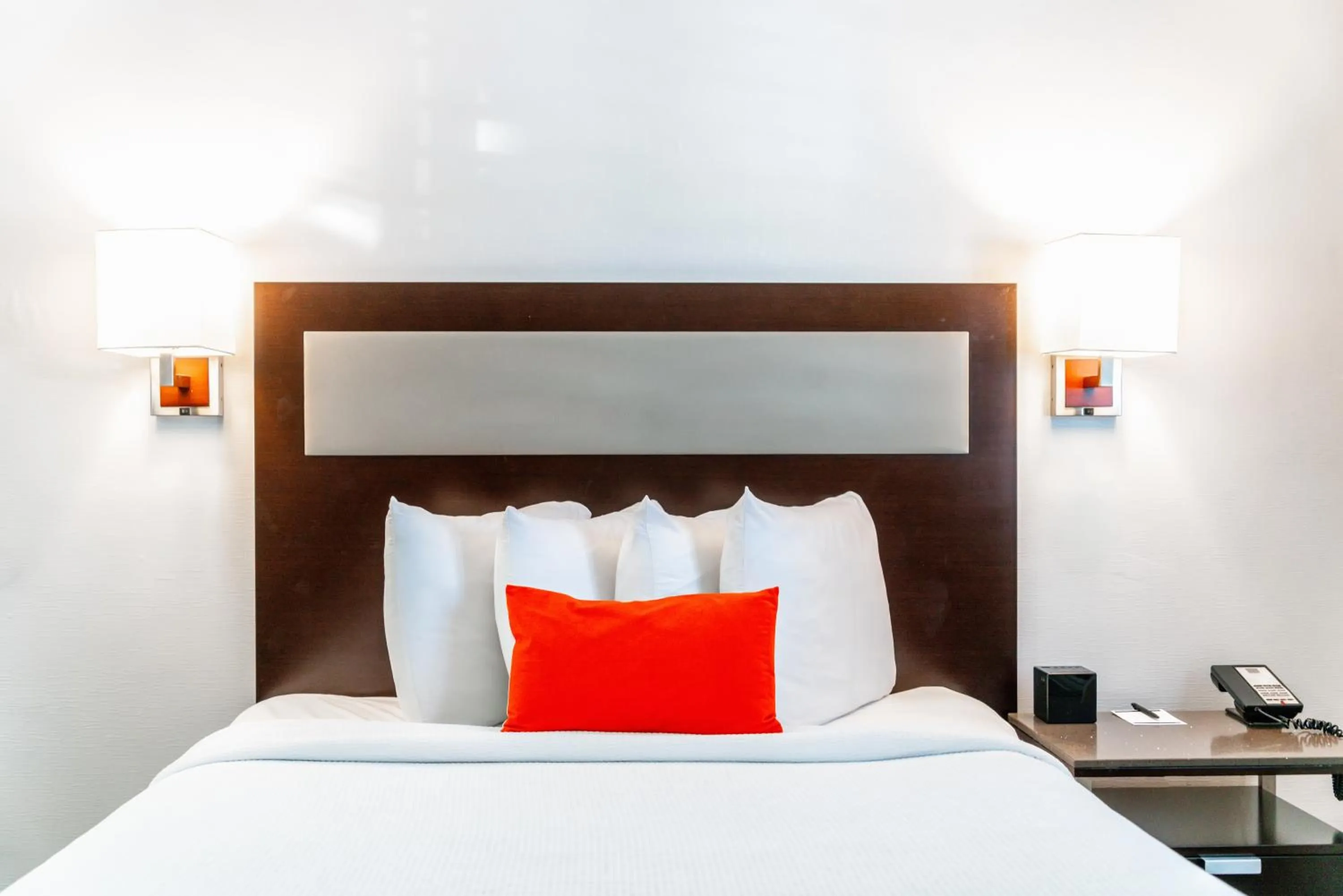 Bed in Inn at 50 Long Beach Convention Center