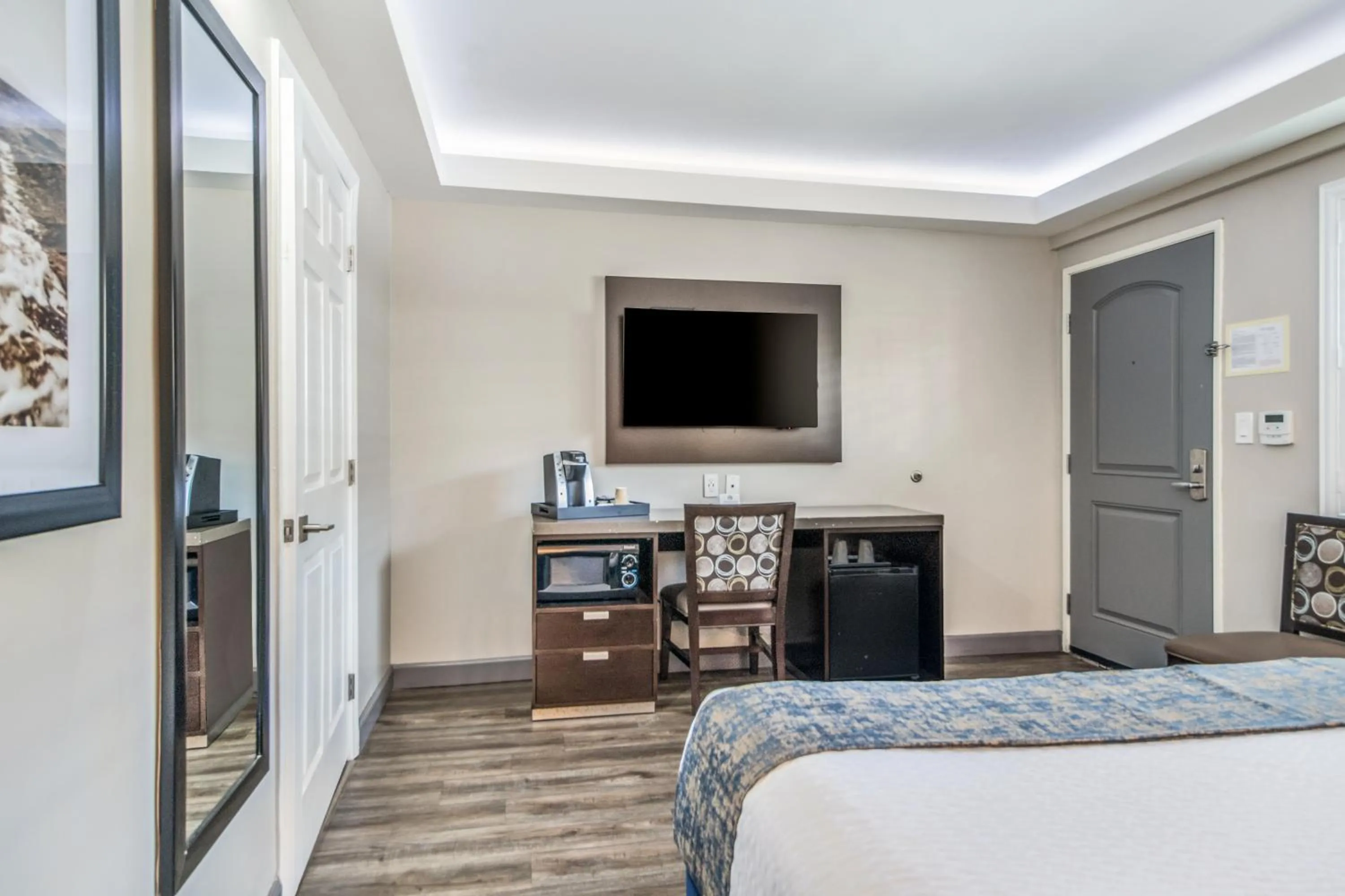 Bed in Inn at 50 Long Beach Convention Center