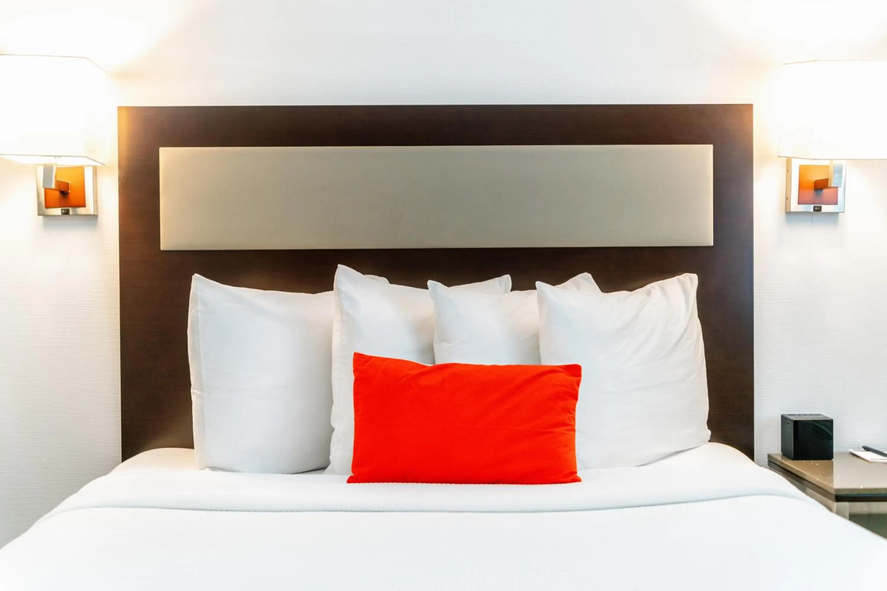 Bed in Inn at 50 Long Beach Convention Center