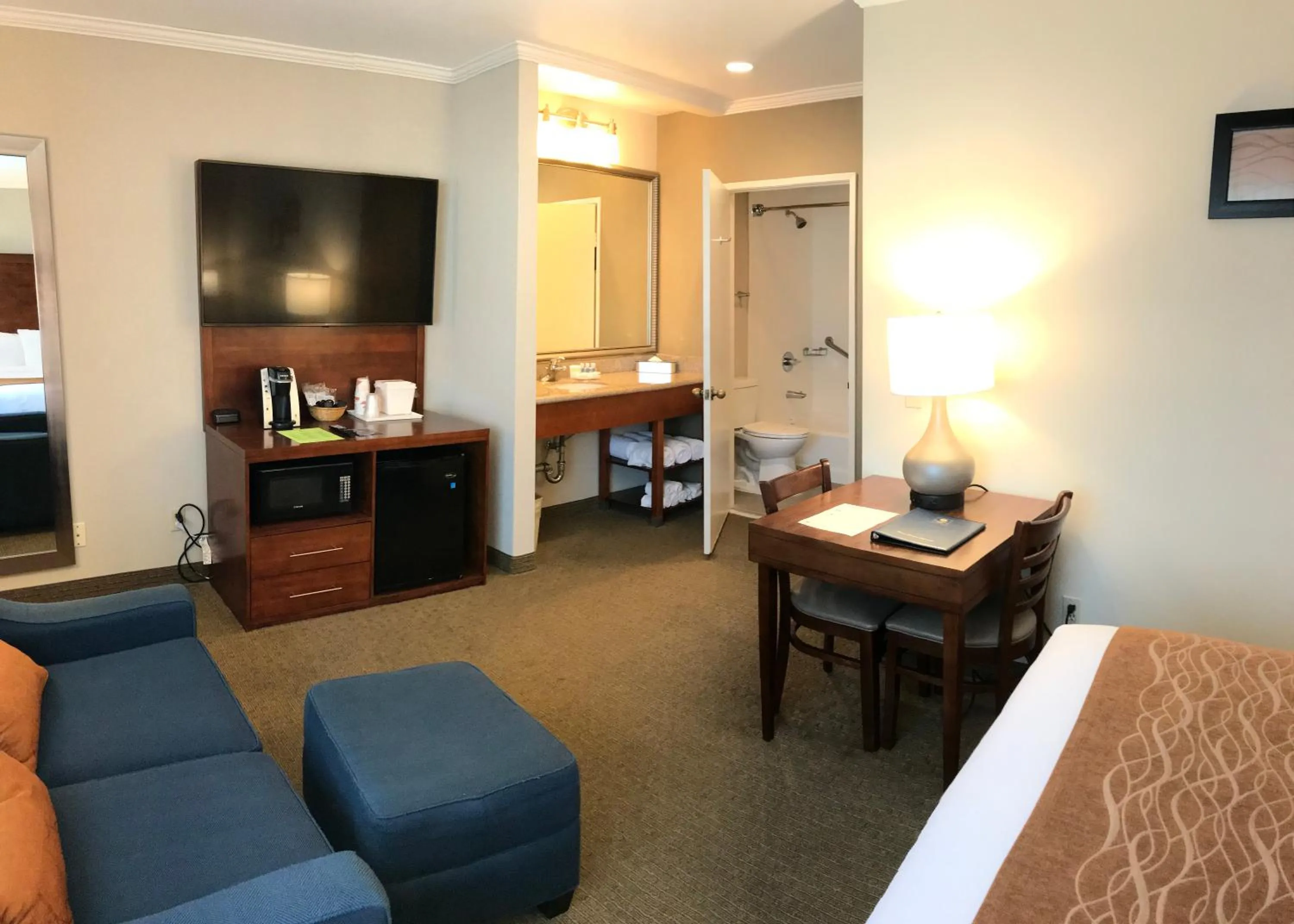 Property building, Bed in Comfort Inn Santa Monica - West Los Angeles