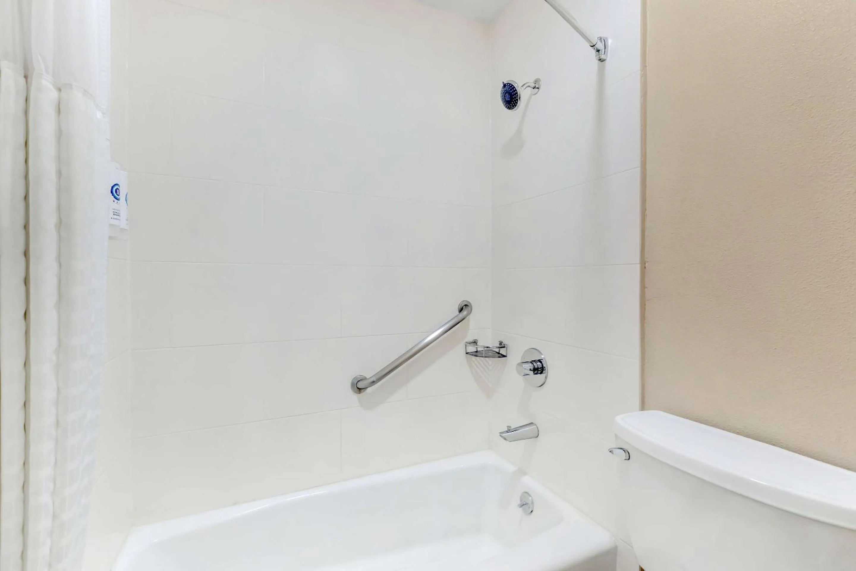 Bedroom in Comfort Inn Santa Monica - West Los Angeles