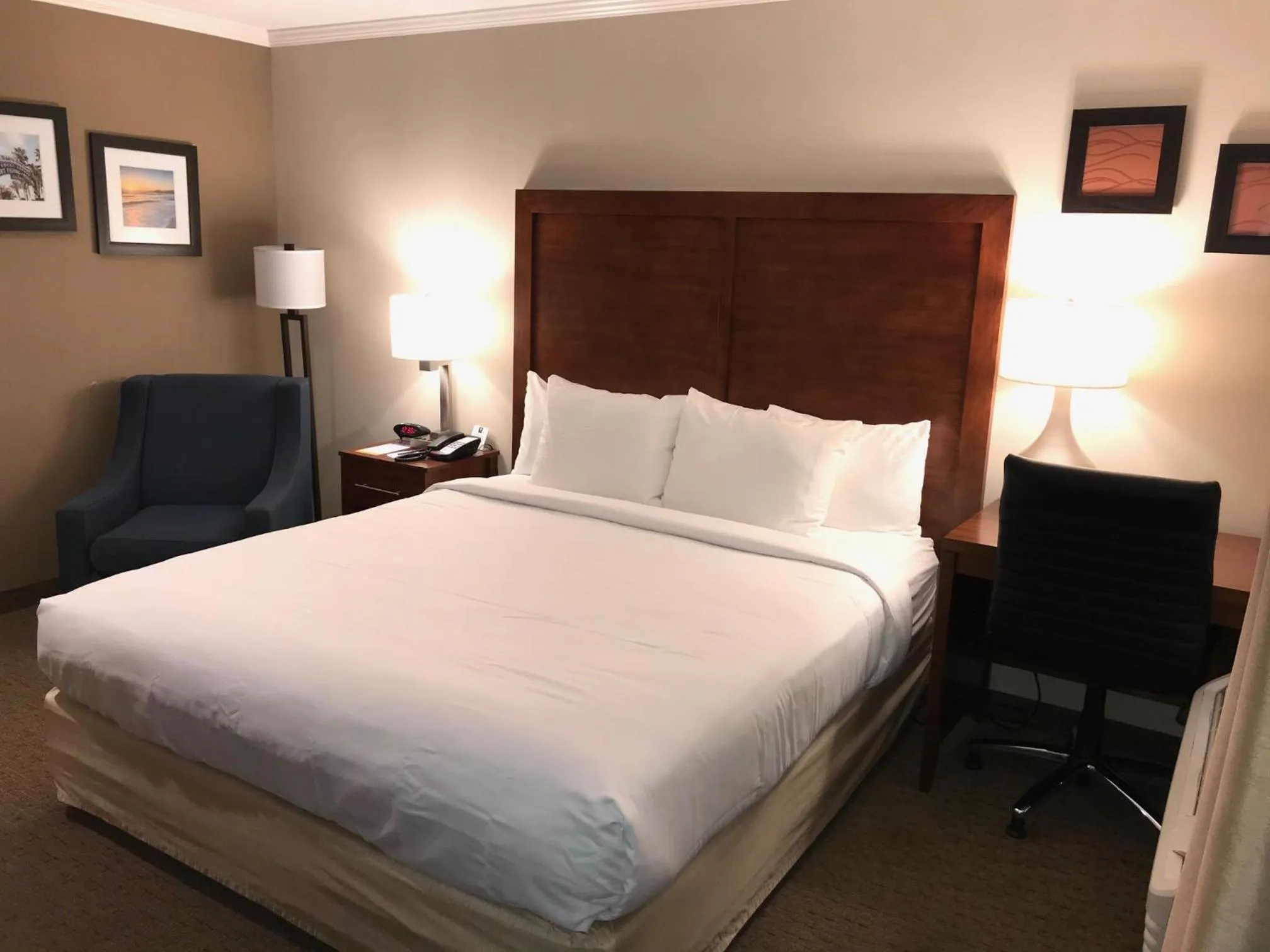 Property building, Bed in Comfort Inn Santa Monica - West Los Angeles