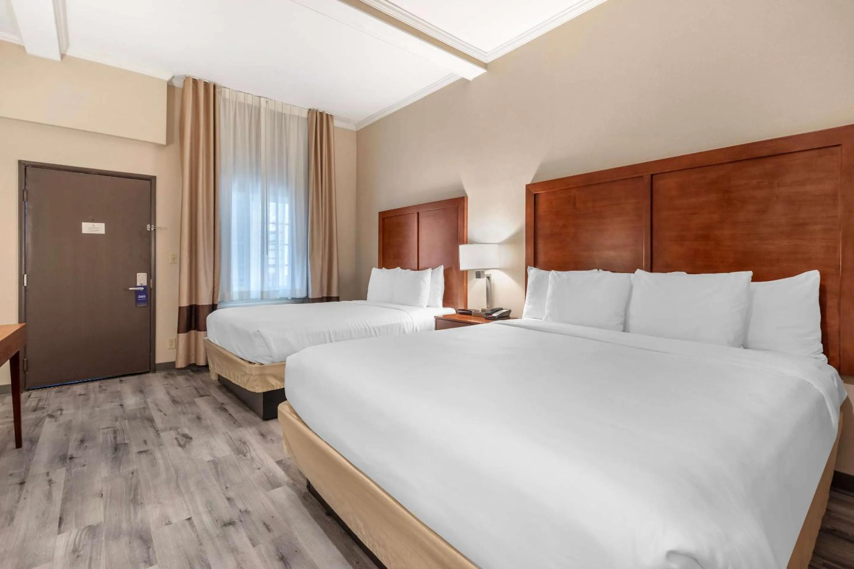 Bedroom, Bed in Comfort Inn Santa Monica - West Los Angeles