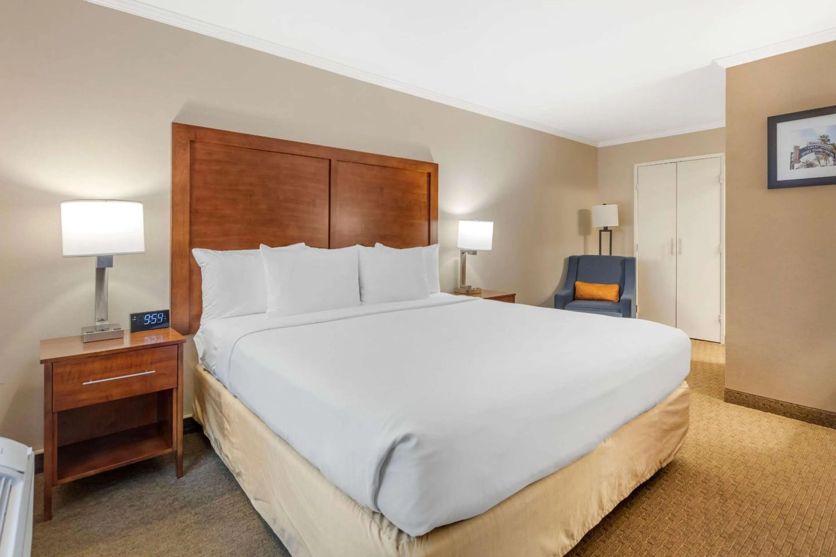 Bedroom, Bed in Comfort Inn Santa Monica - West Los Angeles