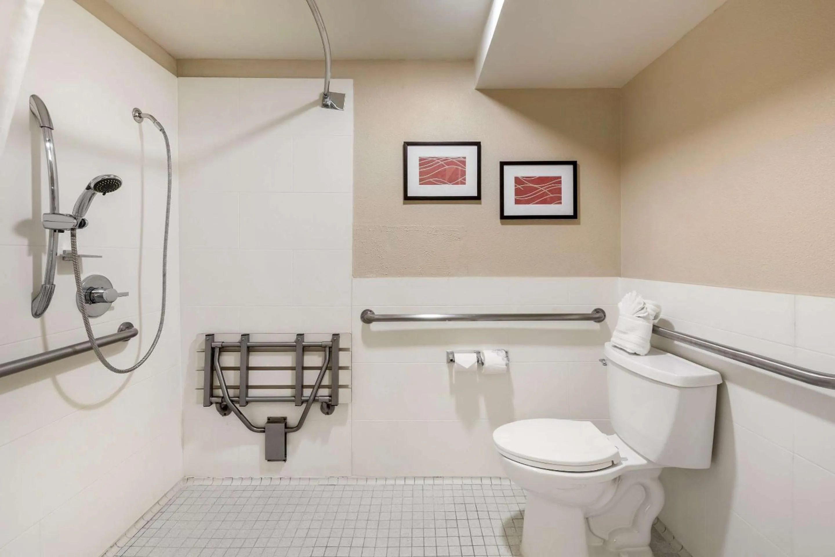 Bedroom in Comfort Inn Santa Monica - West Los Angeles