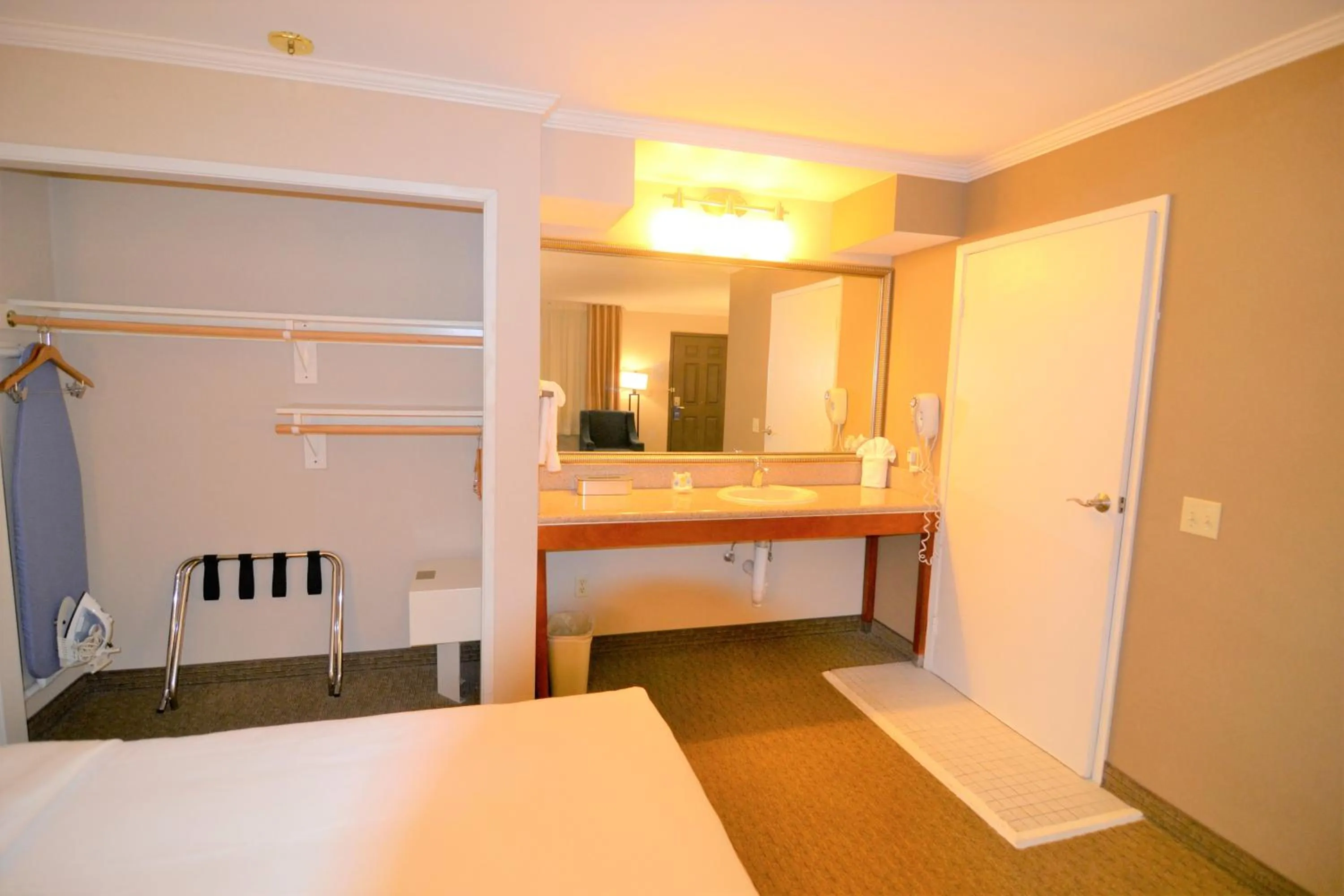 Property building, Bed in Comfort Inn Santa Monica - West Los Angeles