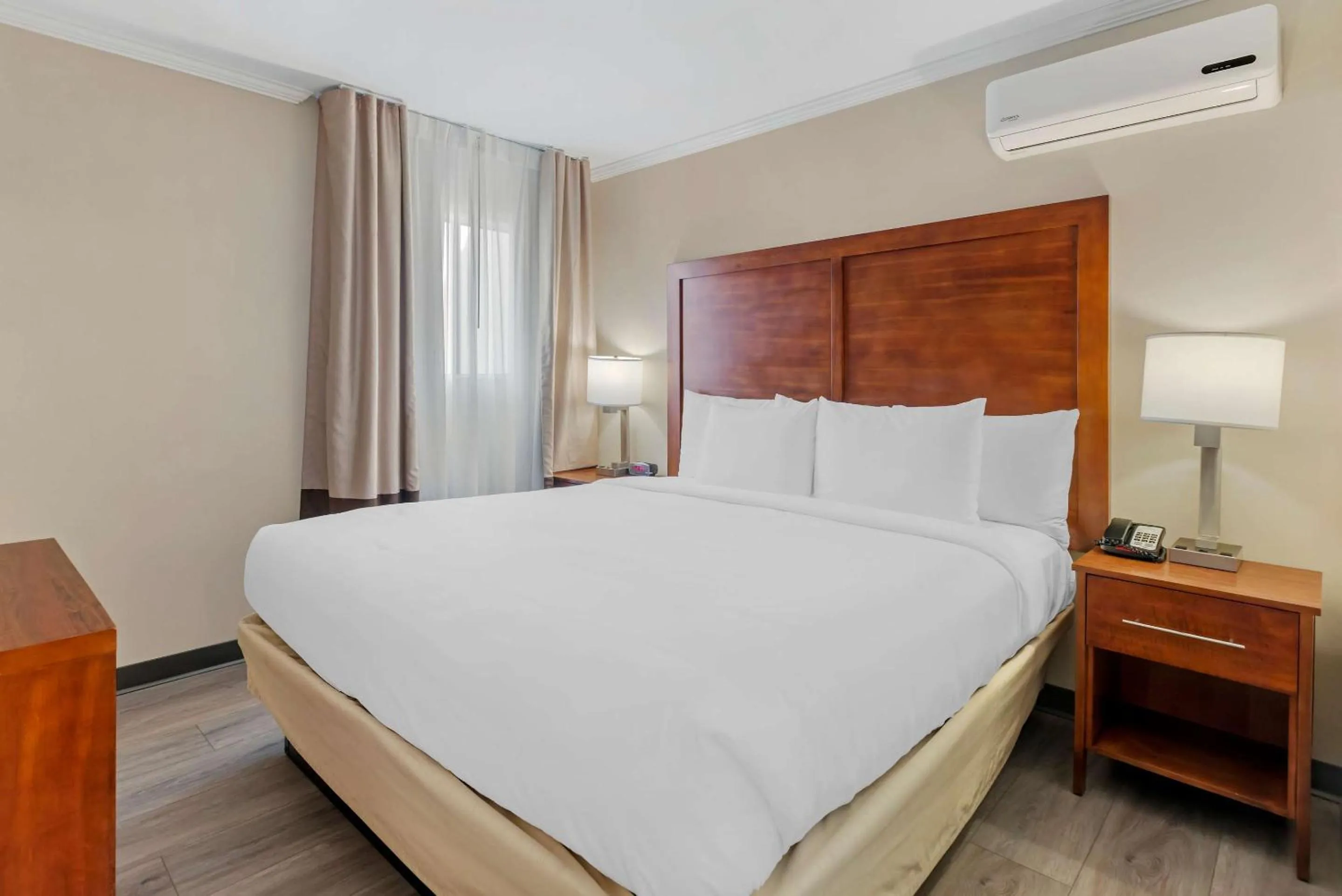 Bedroom, Bed in Comfort Inn Santa Monica - West Los Angeles