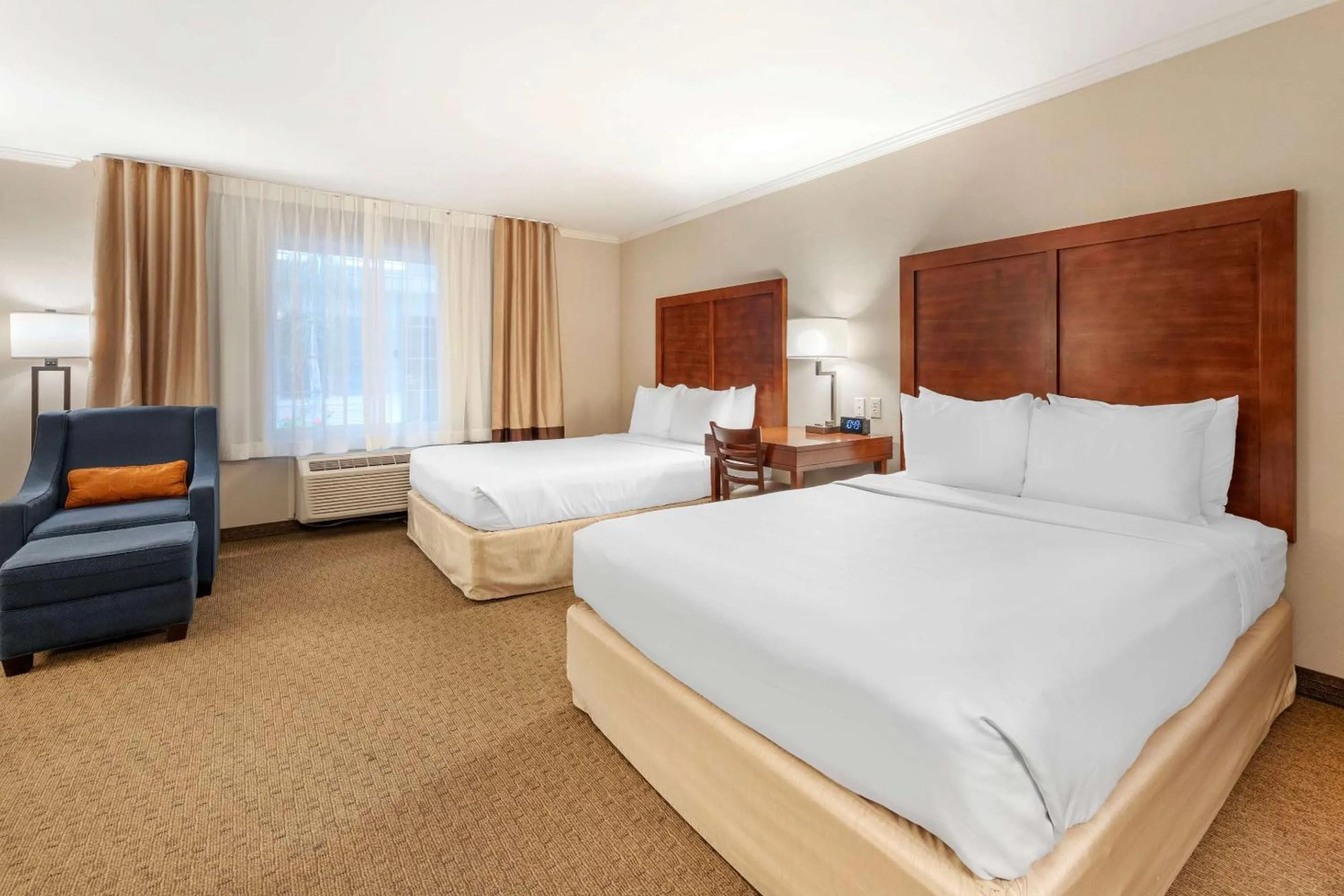 Bedroom, Bed in Comfort Inn Santa Monica - West Los Angeles