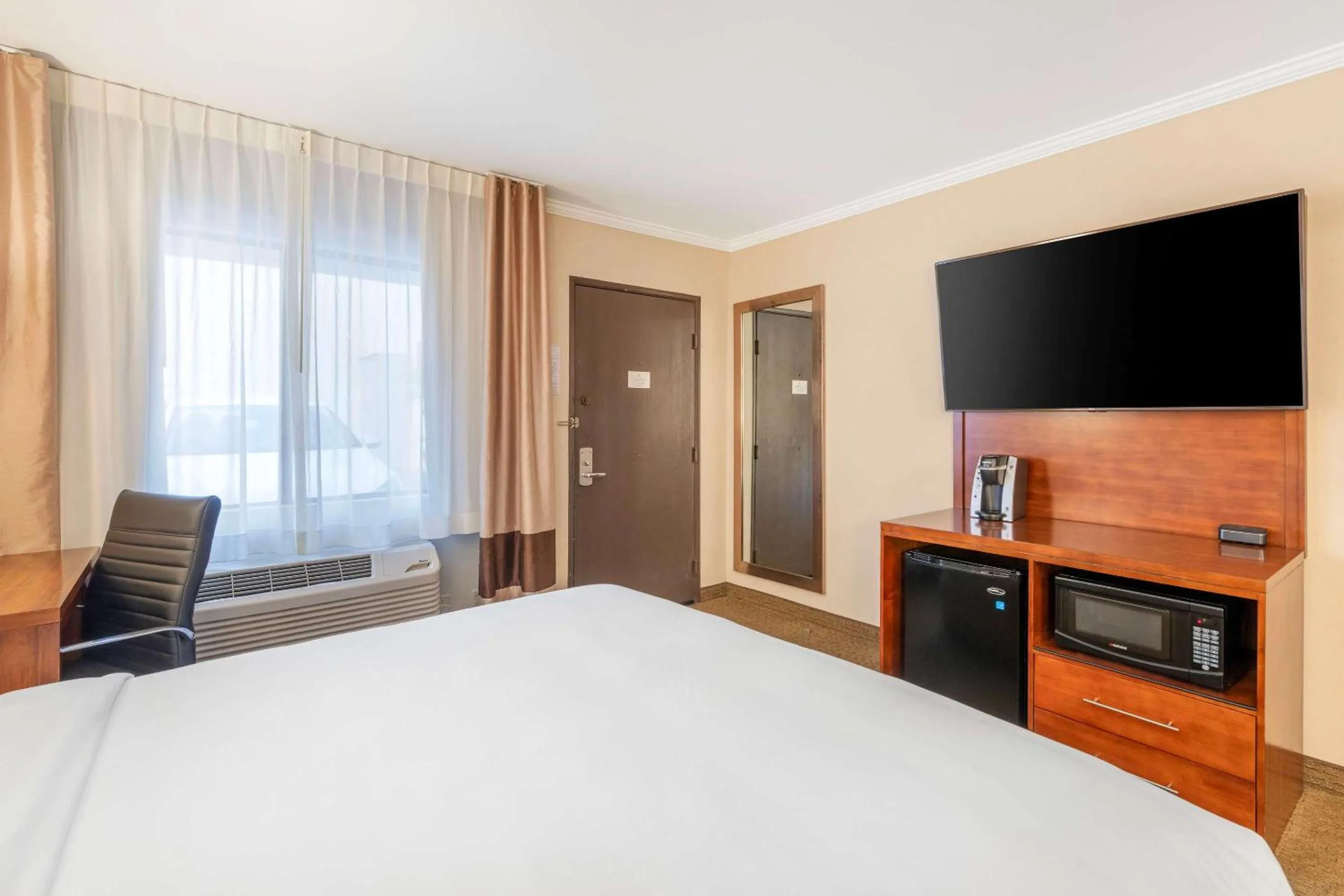 Bedroom, Bed in Comfort Inn Santa Monica - West Los Angeles