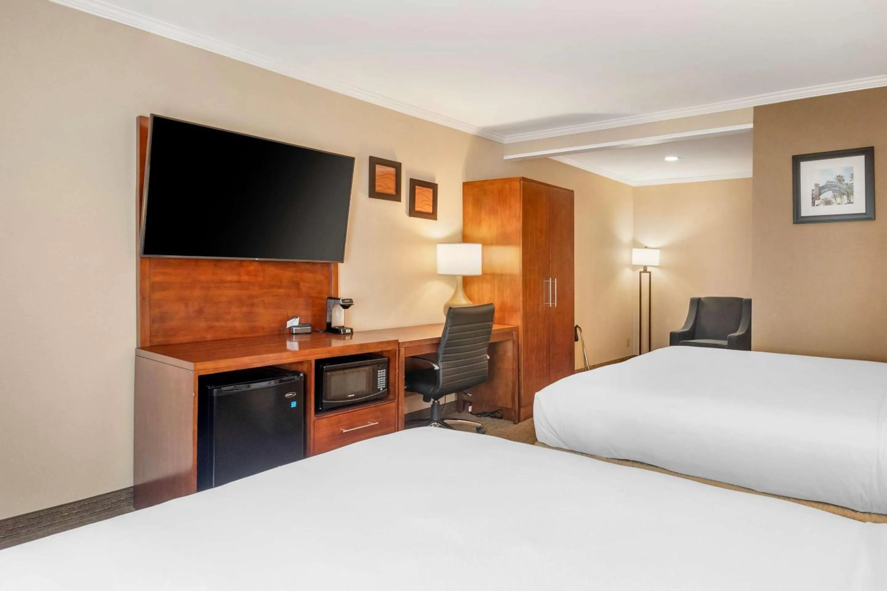 Bedroom, Bed in Comfort Inn Santa Monica - West Los Angeles