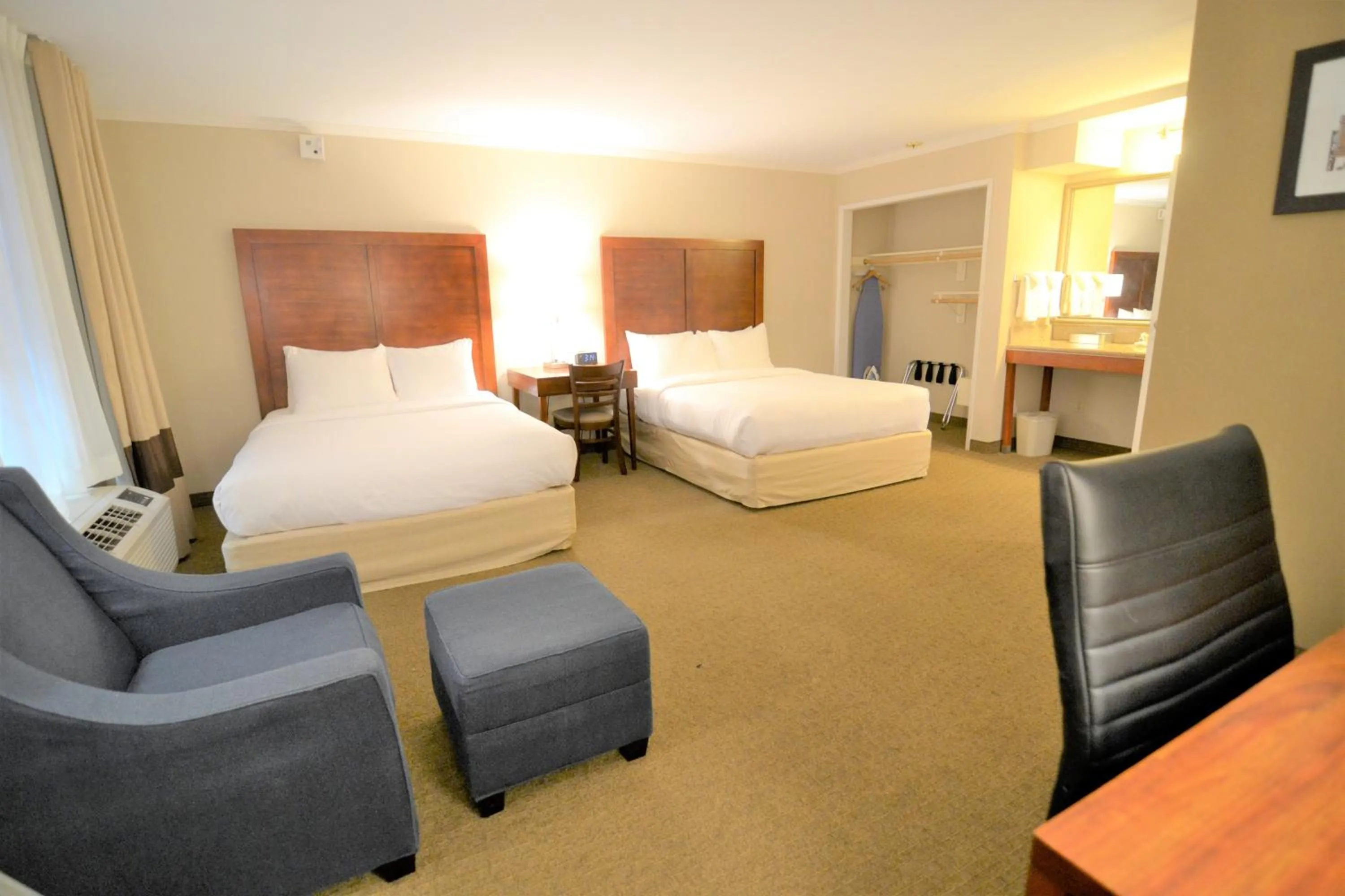 Property building, Bed in Comfort Inn Santa Monica - West Los Angeles