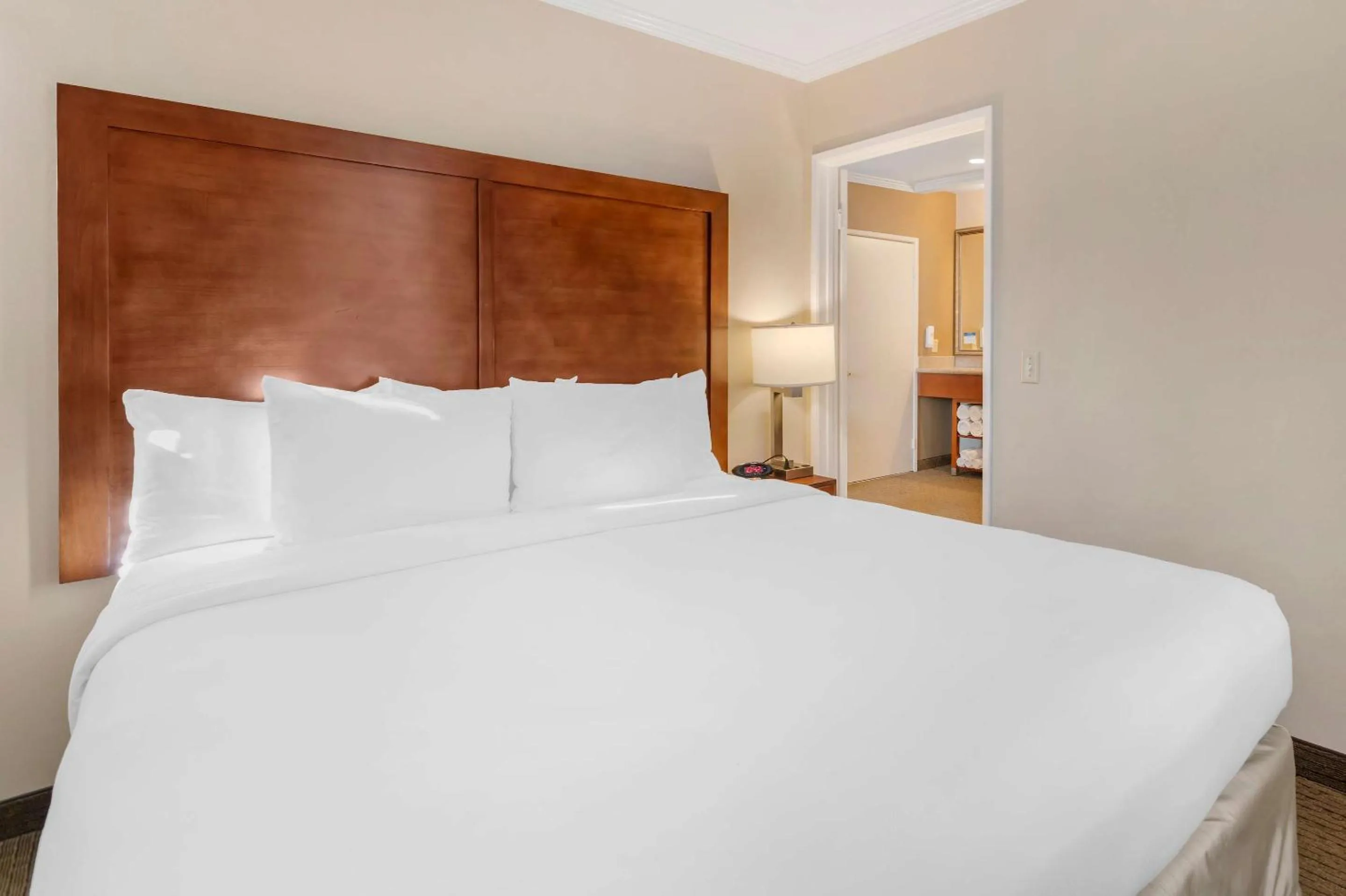 Bedroom, Bed in Comfort Inn Santa Monica - West Los Angeles