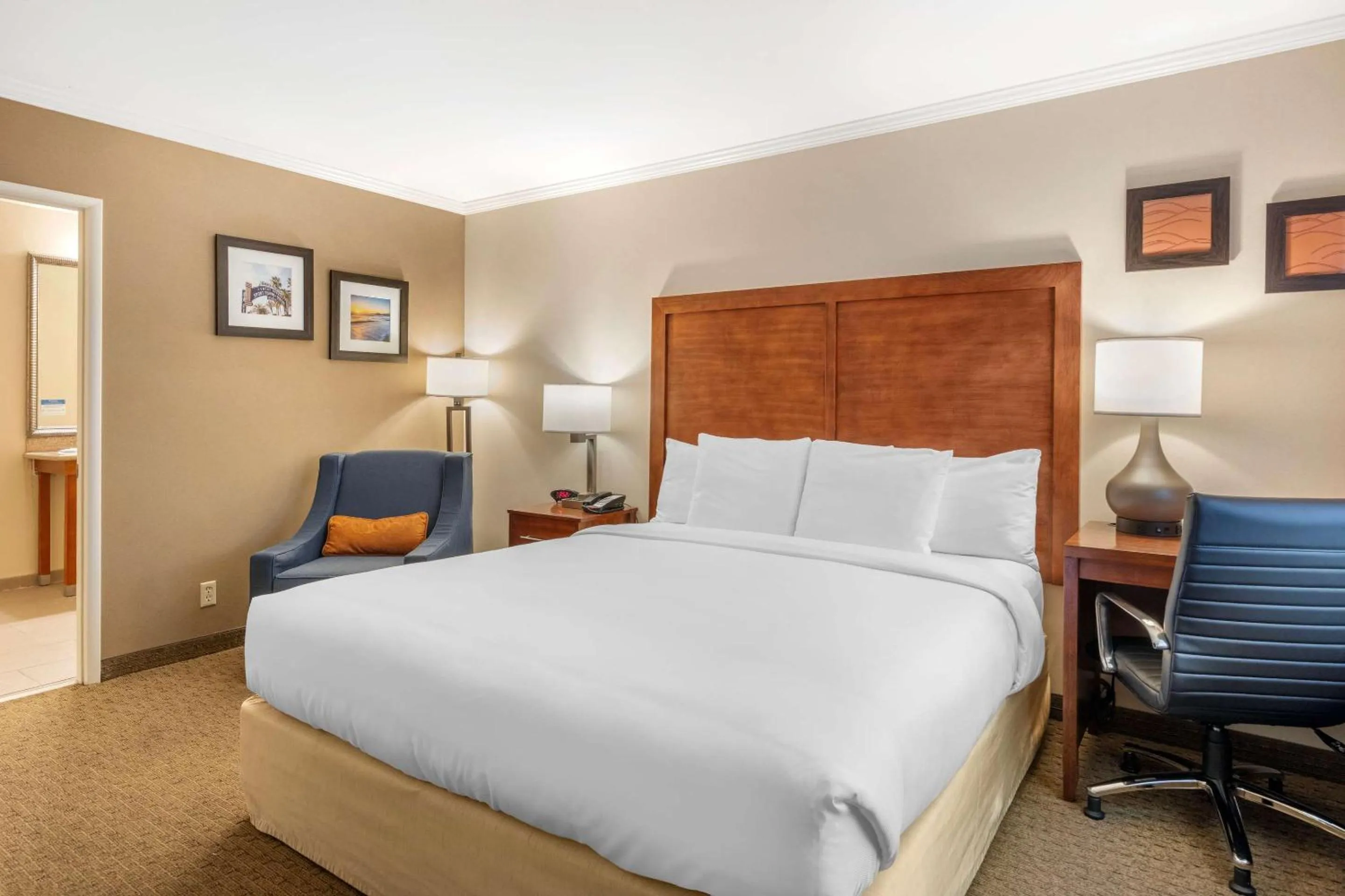 Bedroom, Bed in Comfort Inn Santa Monica - West Los Angeles