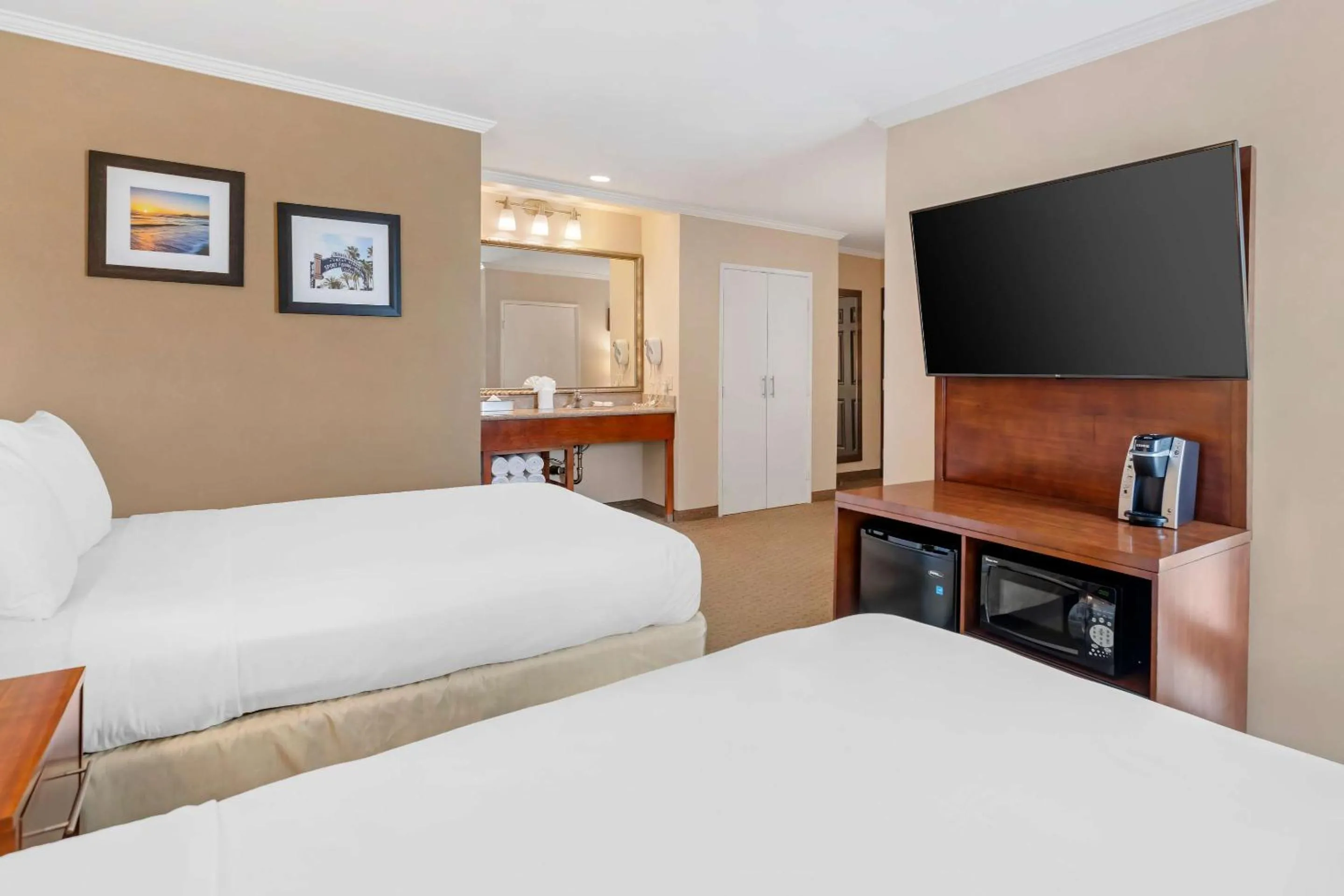 Bedroom, Bed in Comfort Inn Santa Monica - West Los Angeles