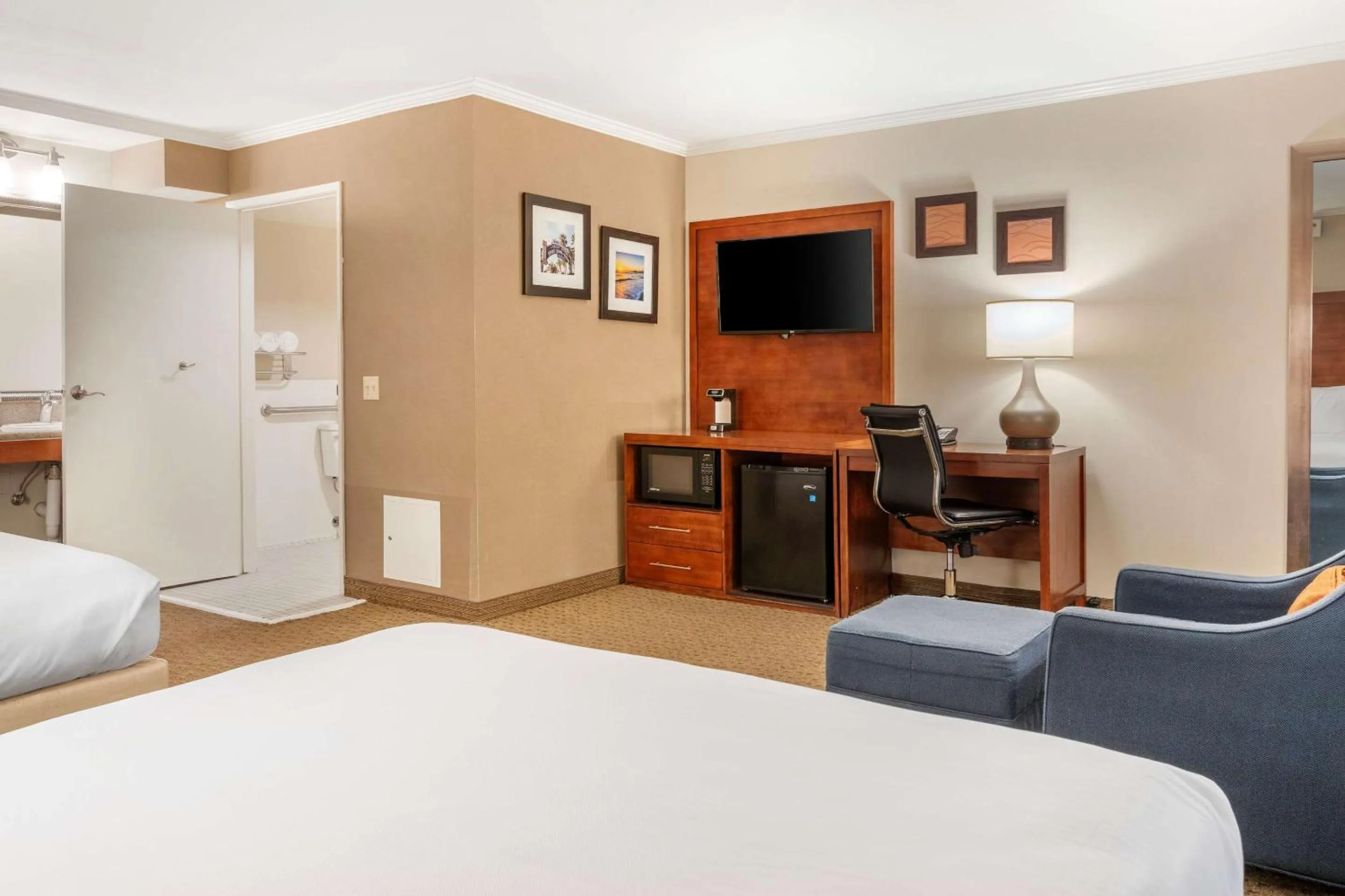 Bedroom, Bed in Comfort Inn Santa Monica - West Los Angeles