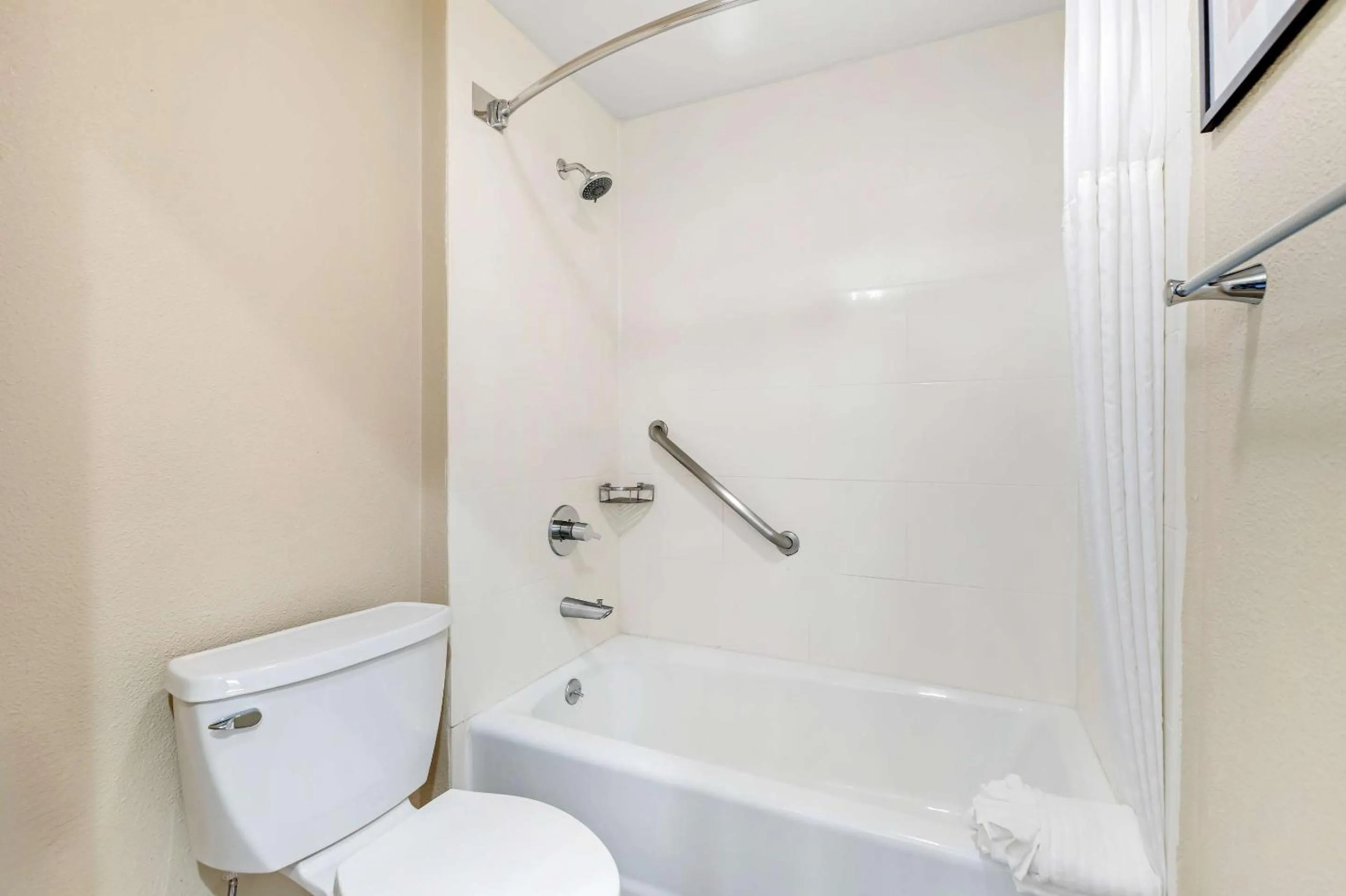 Bedroom in Comfort Inn Santa Monica - West Los Angeles