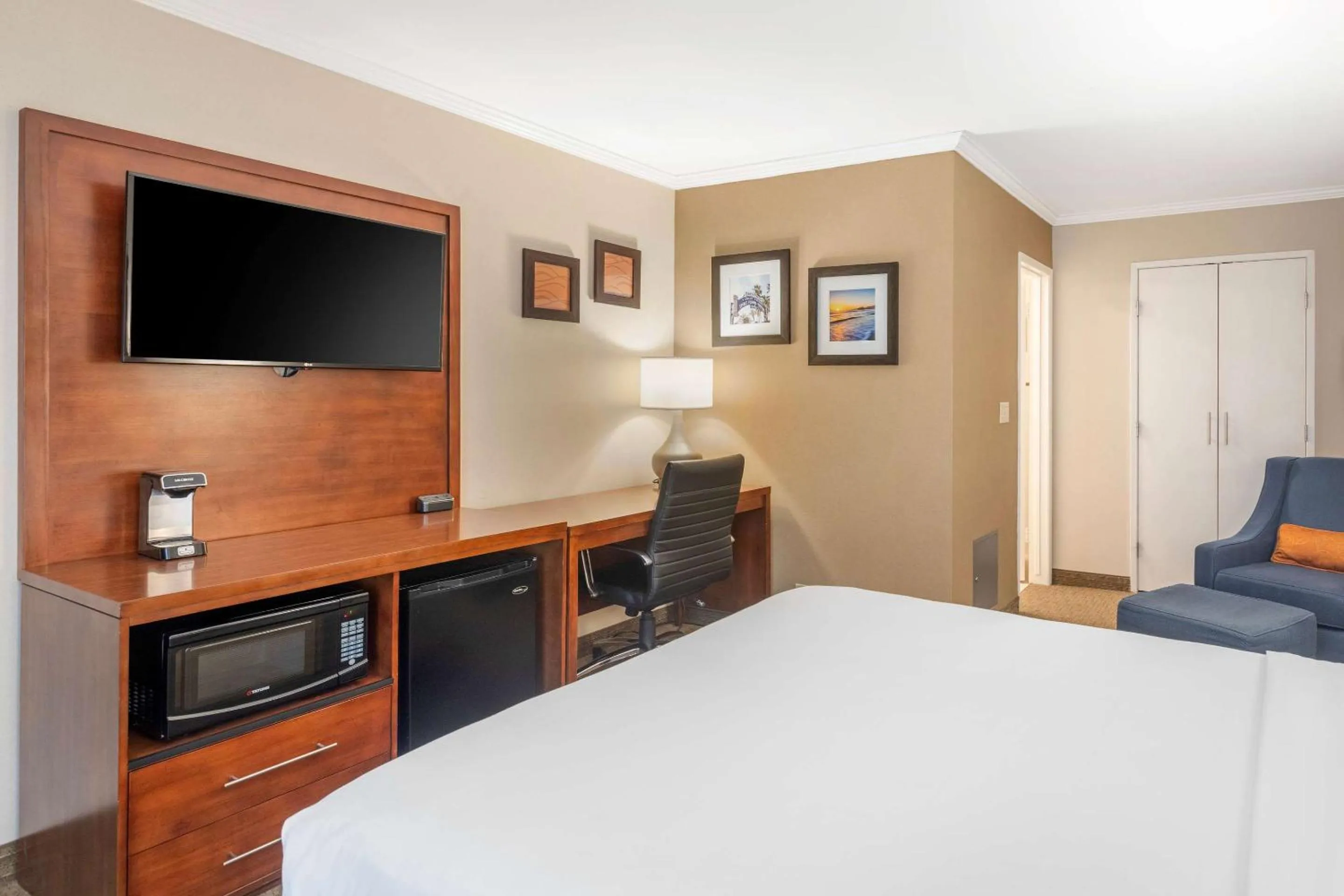 Bedroom, Bed in Comfort Inn Santa Monica - West Los Angeles