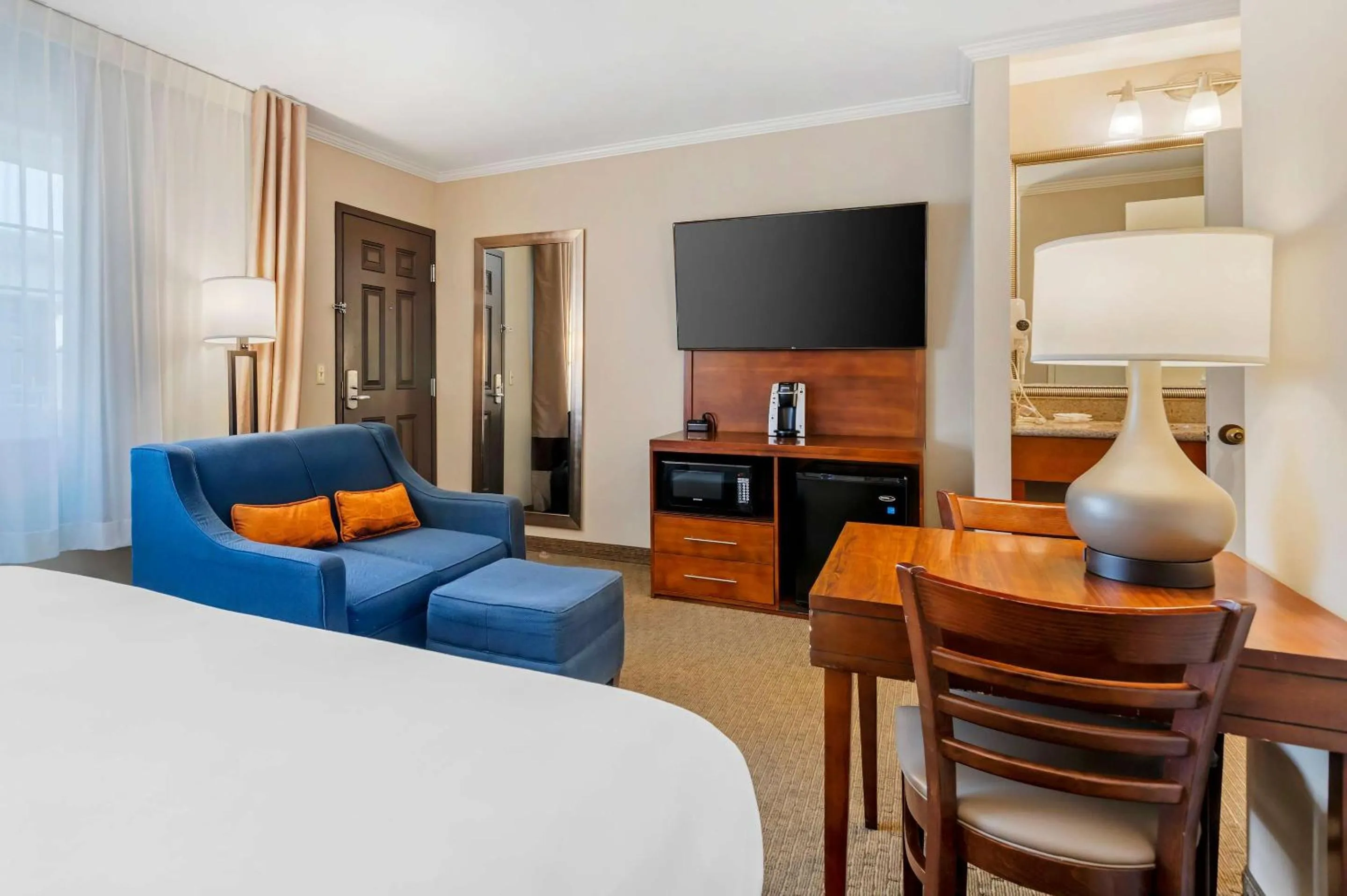 Bedroom, Bed in Comfort Inn Santa Monica - West Los Angeles