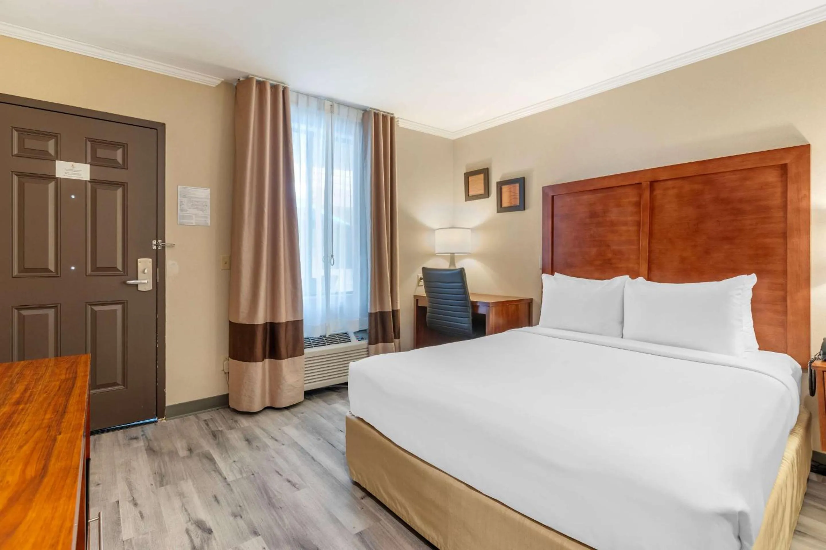 Bedroom, Bed in Comfort Inn Santa Monica - West Los Angeles