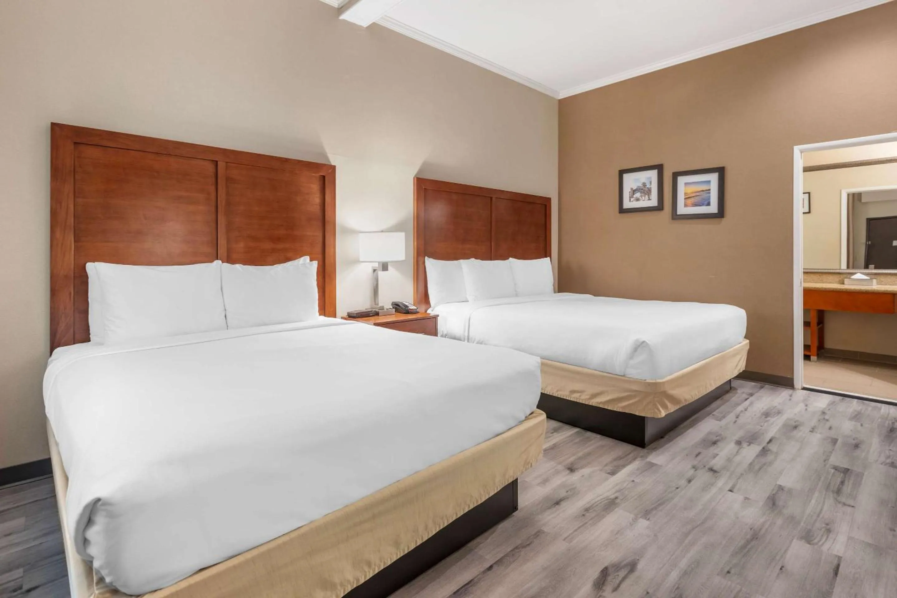 Bedroom, Bed in Comfort Inn Santa Monica - West Los Angeles