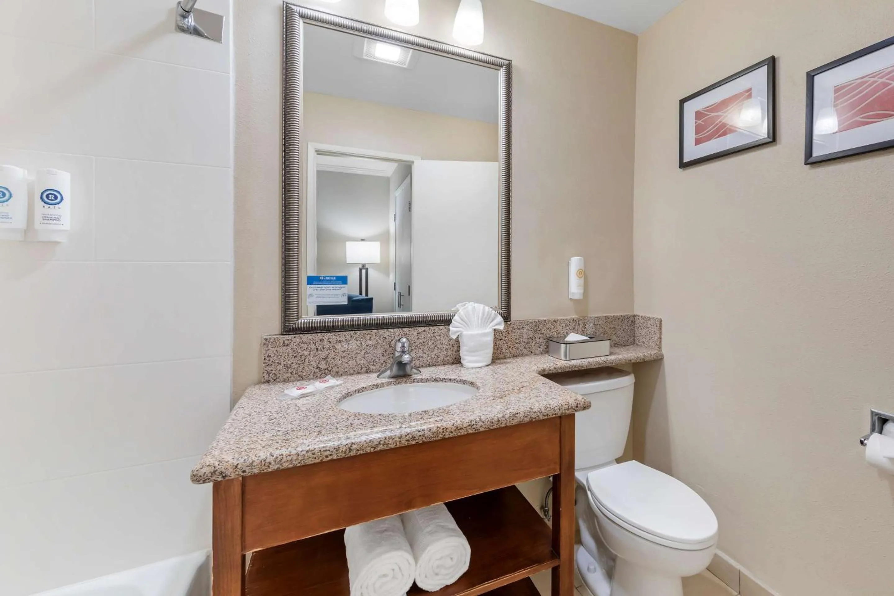 Bedroom in Comfort Inn Santa Monica - West Los Angeles