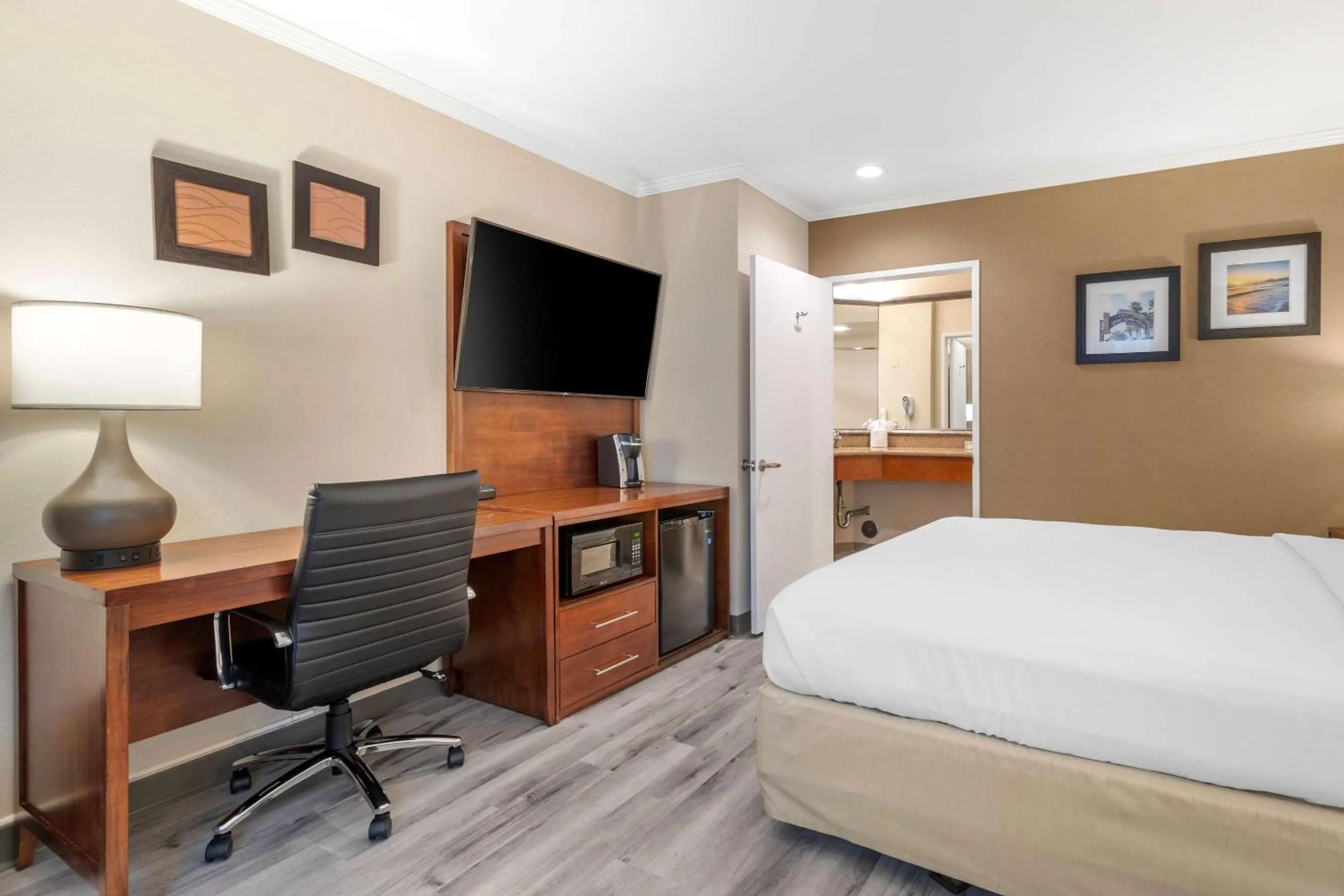 Bedroom, Bed in Comfort Inn Santa Monica - West Los Angeles