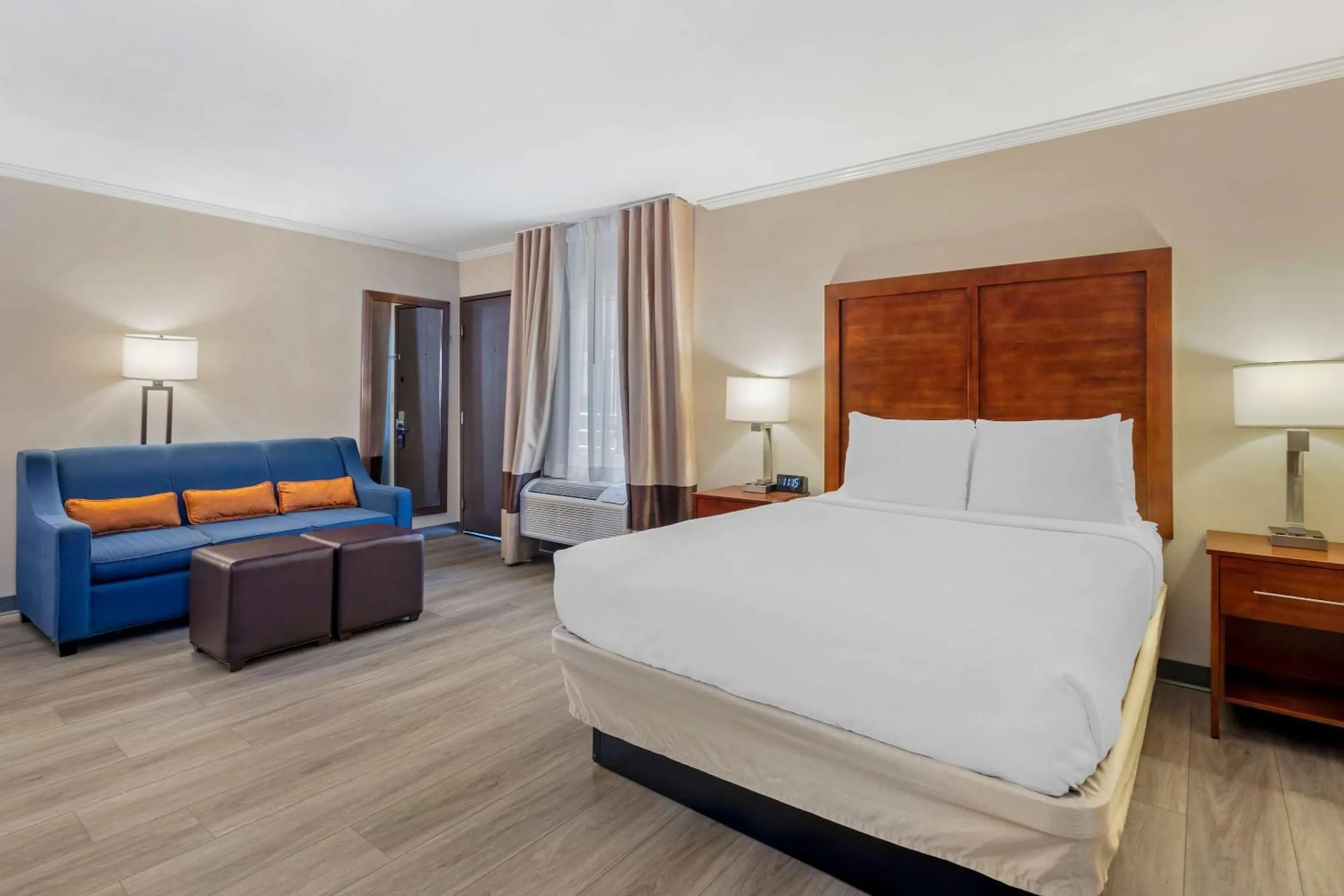 Bedroom, Bed in Comfort Inn Santa Monica - West Los Angeles