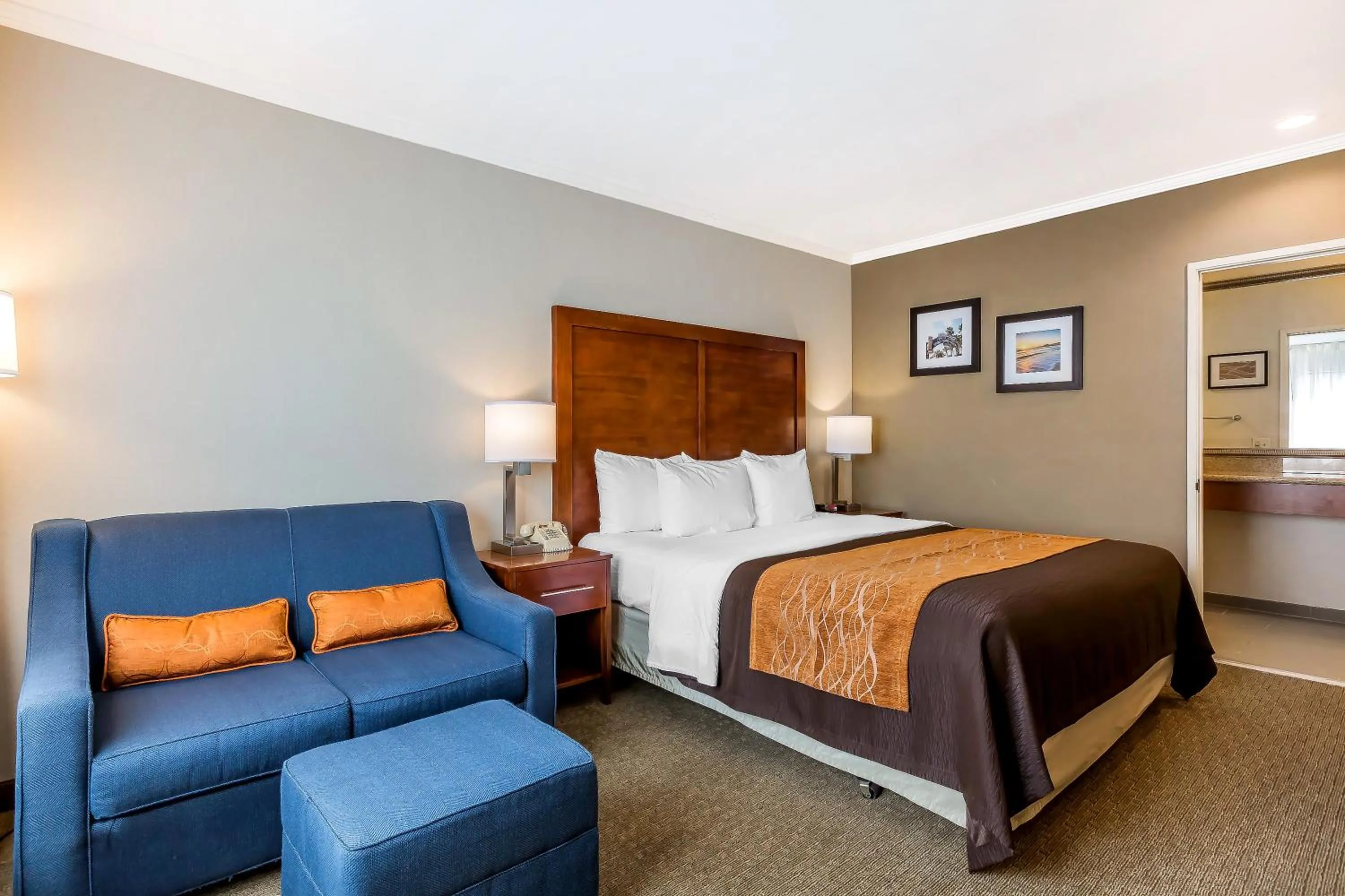 Property building, Bed in Comfort Inn Santa Monica - West Los Angeles
