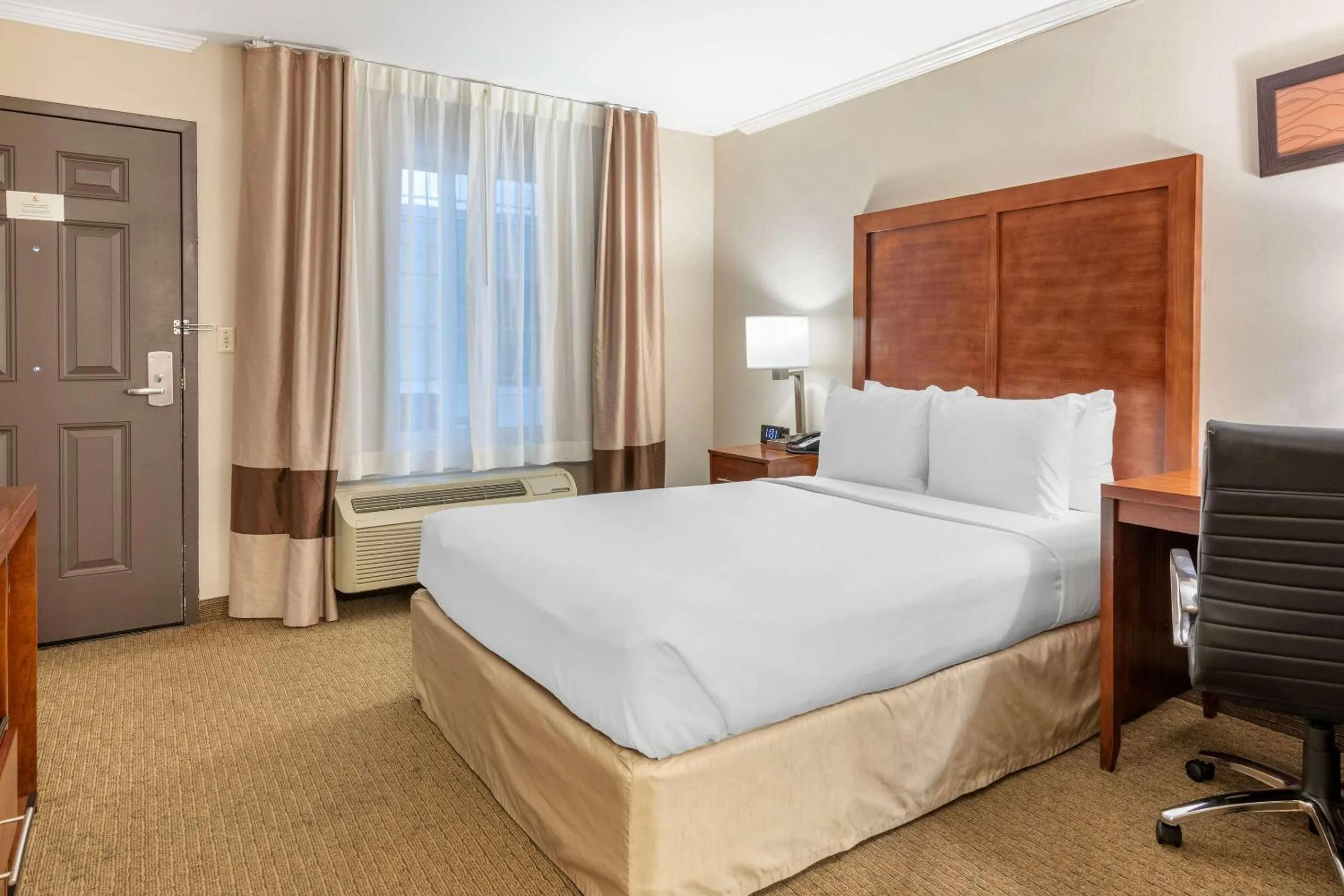 Bedroom, Bed in Comfort Inn Santa Monica - West Los Angeles