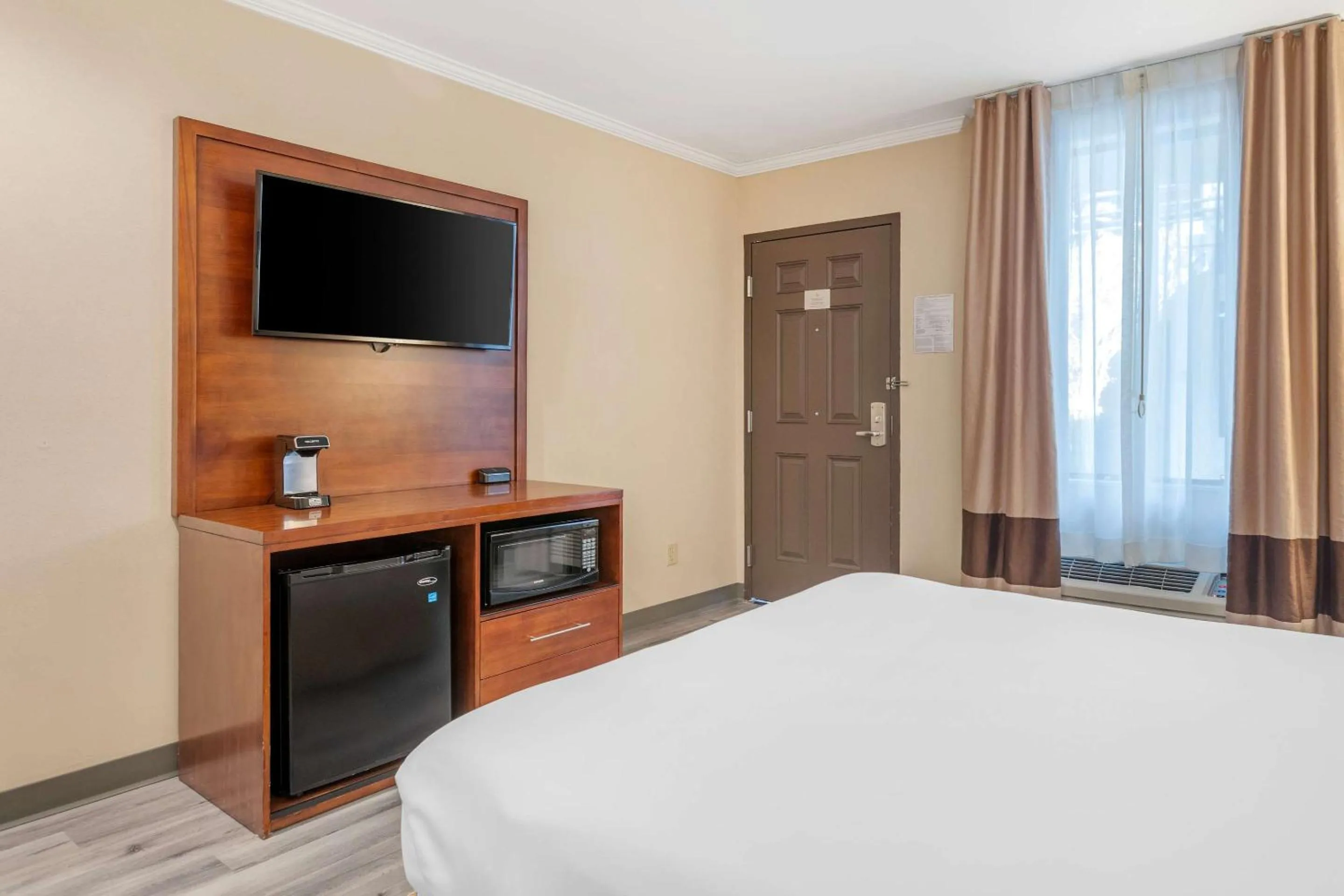 Bedroom, Bed in Comfort Inn Santa Monica - West Los Angeles