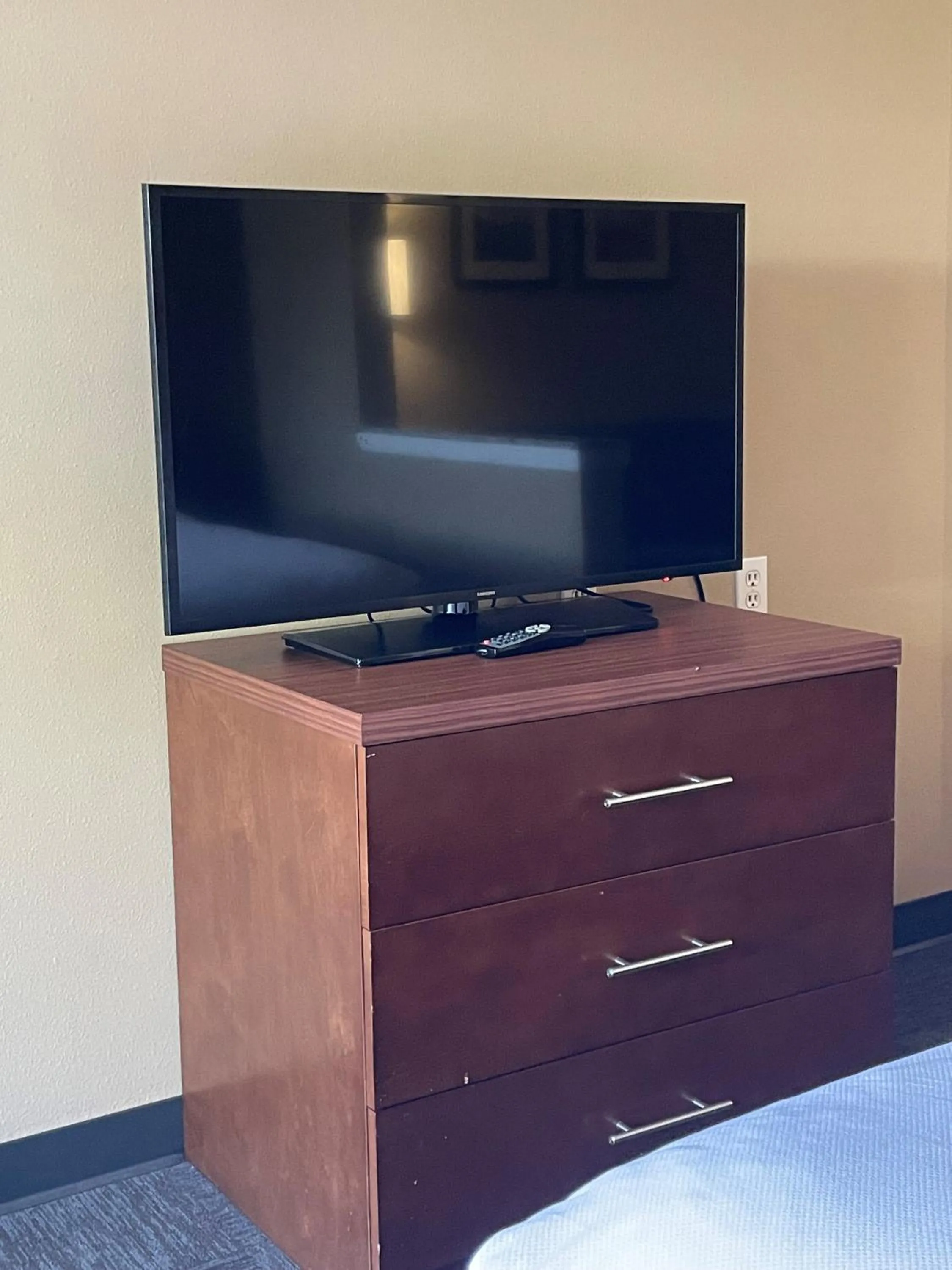 TV and multimedia in Baymont by Wyndham Ontario