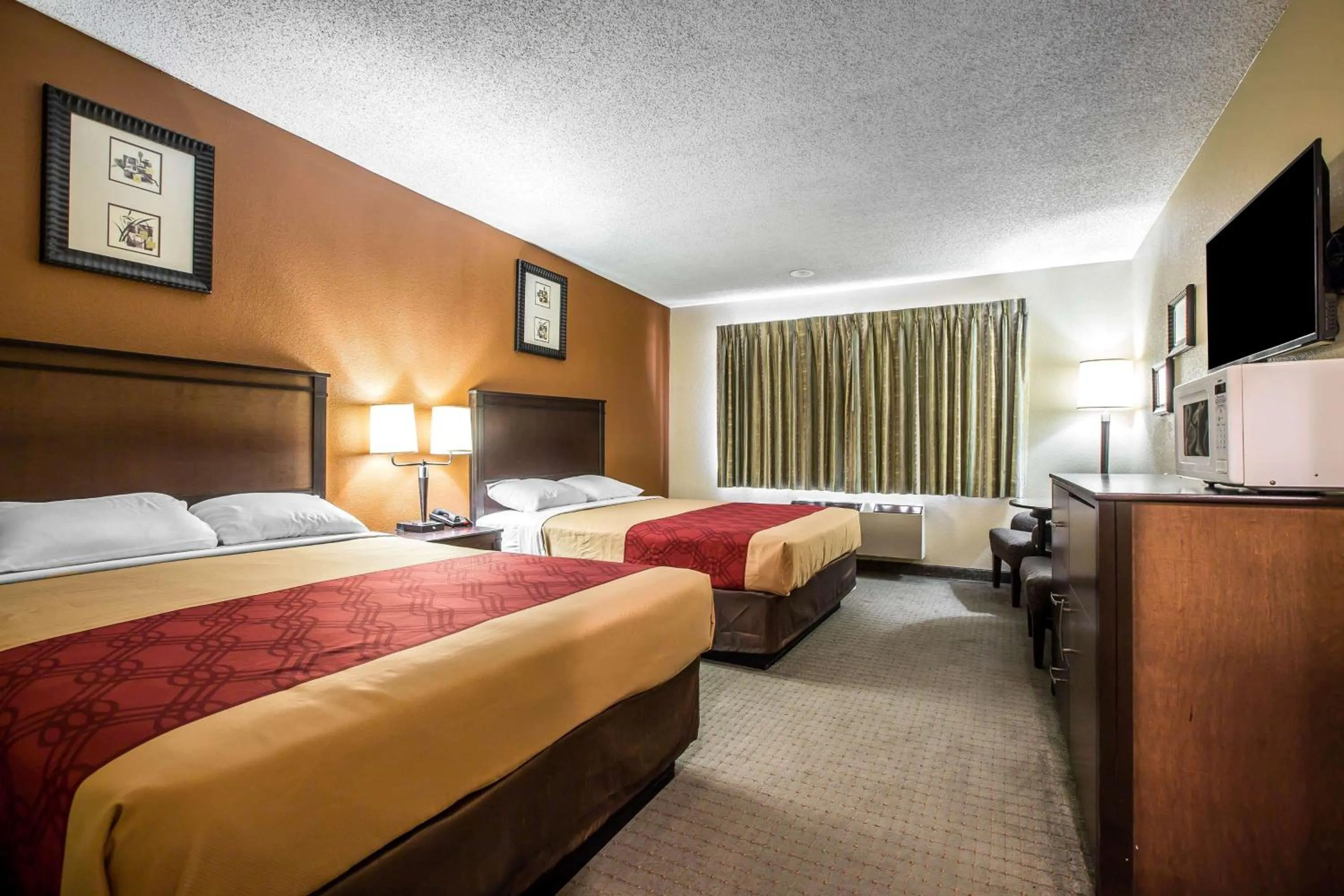 Photo of the whole room, Bed in Baymont by Wyndham Ontario