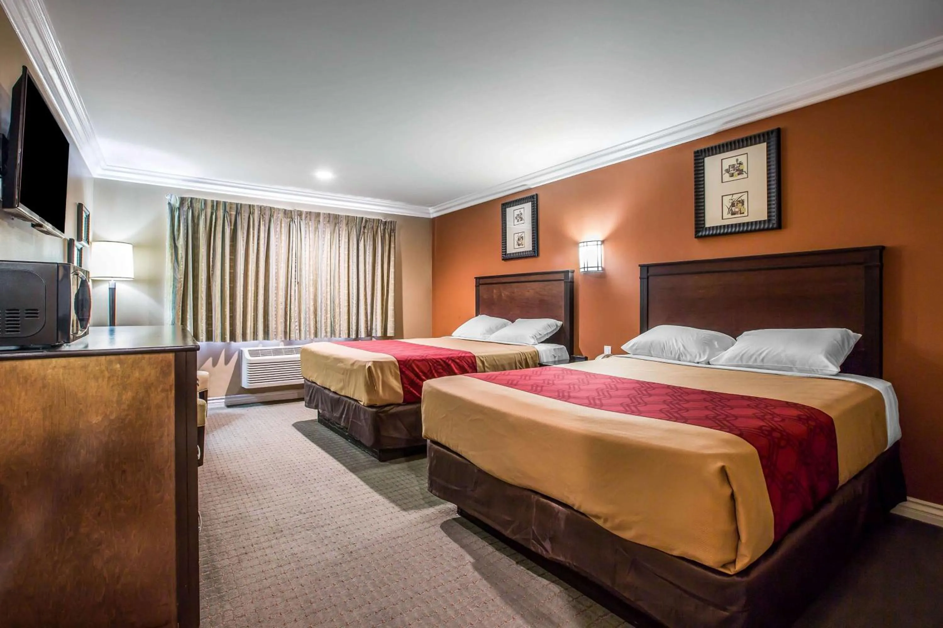 Photo of the whole room, Bed in Baymont by Wyndham Ontario