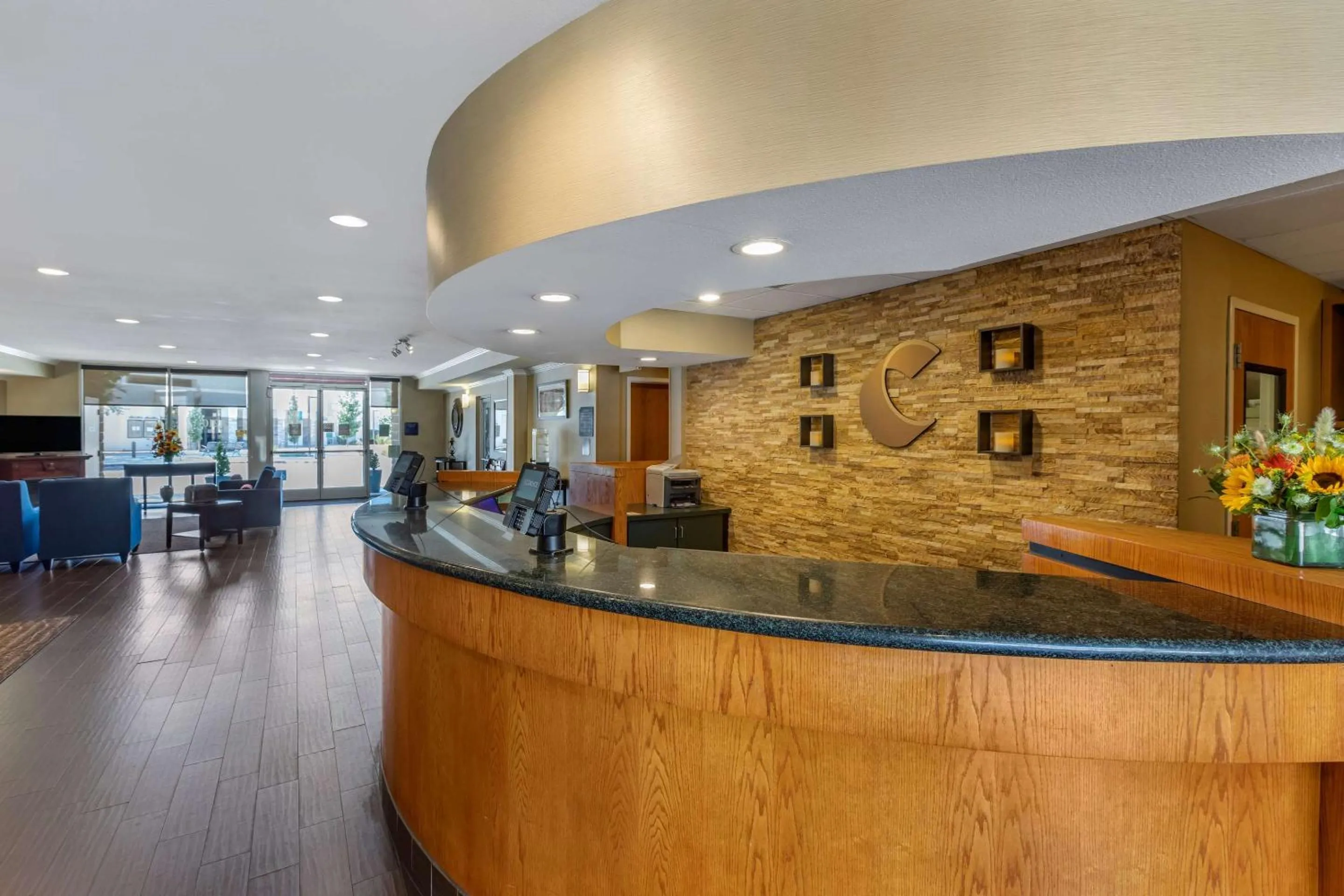 Lobby or reception in Comfort Suites Visalia - Convention Center