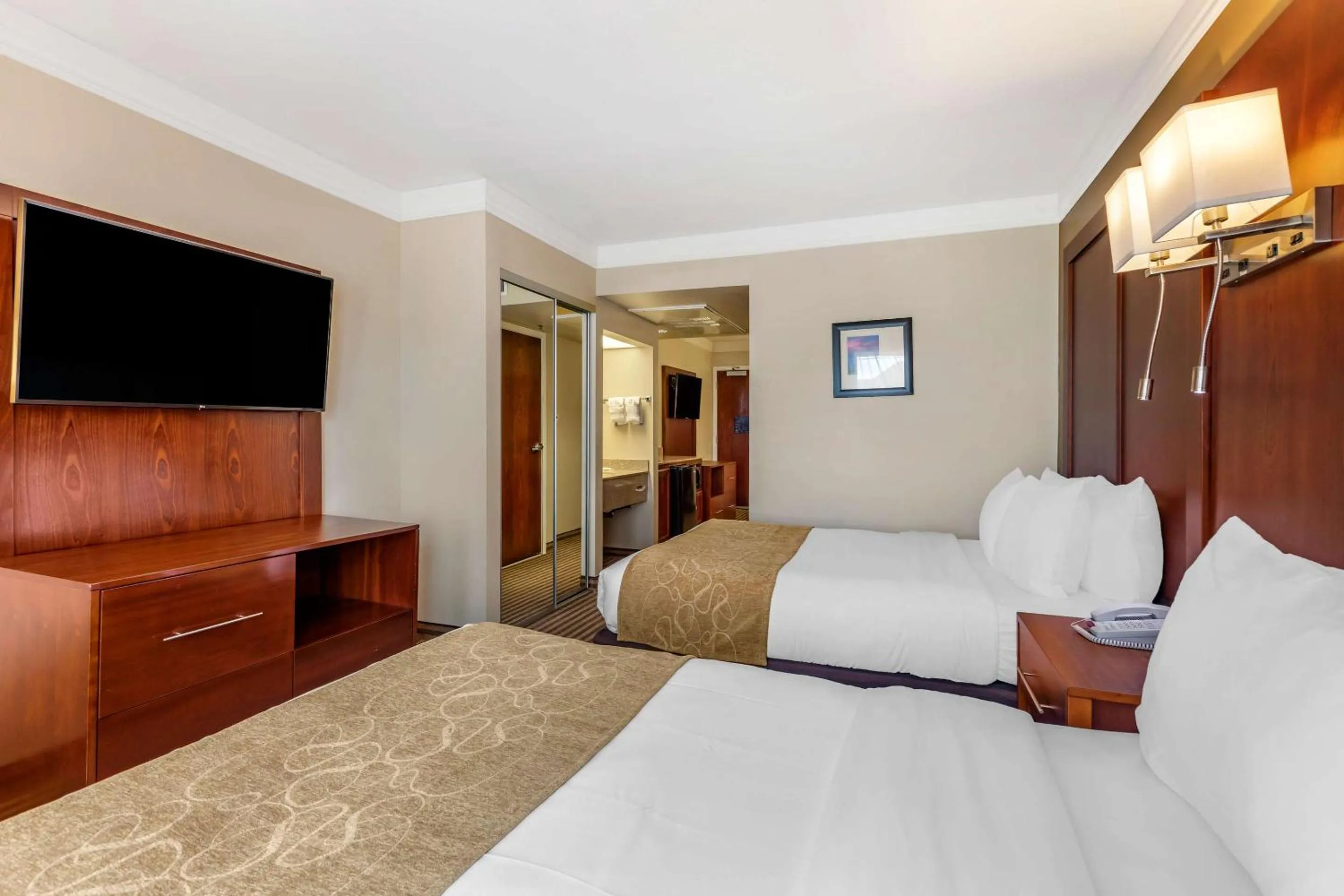 Bedroom, Bed in Comfort Suites Visalia - Convention Center