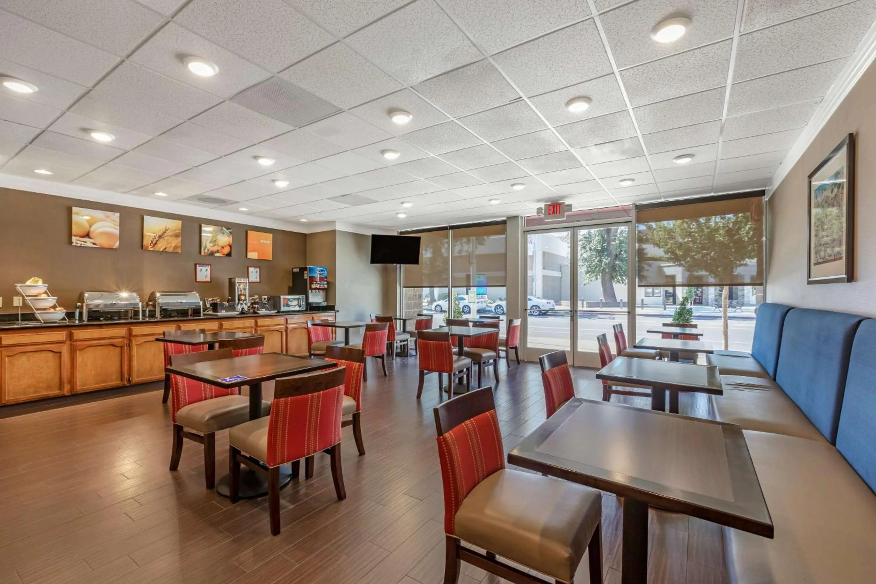 Breakfast in Comfort Suites Visalia - Convention Center