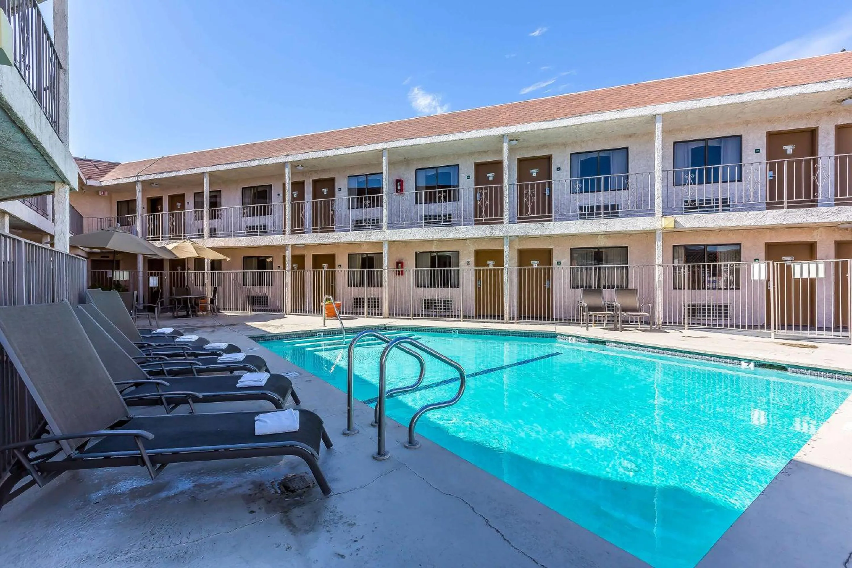 Swimming pool in Rodeway Inn Magic Mountain Area