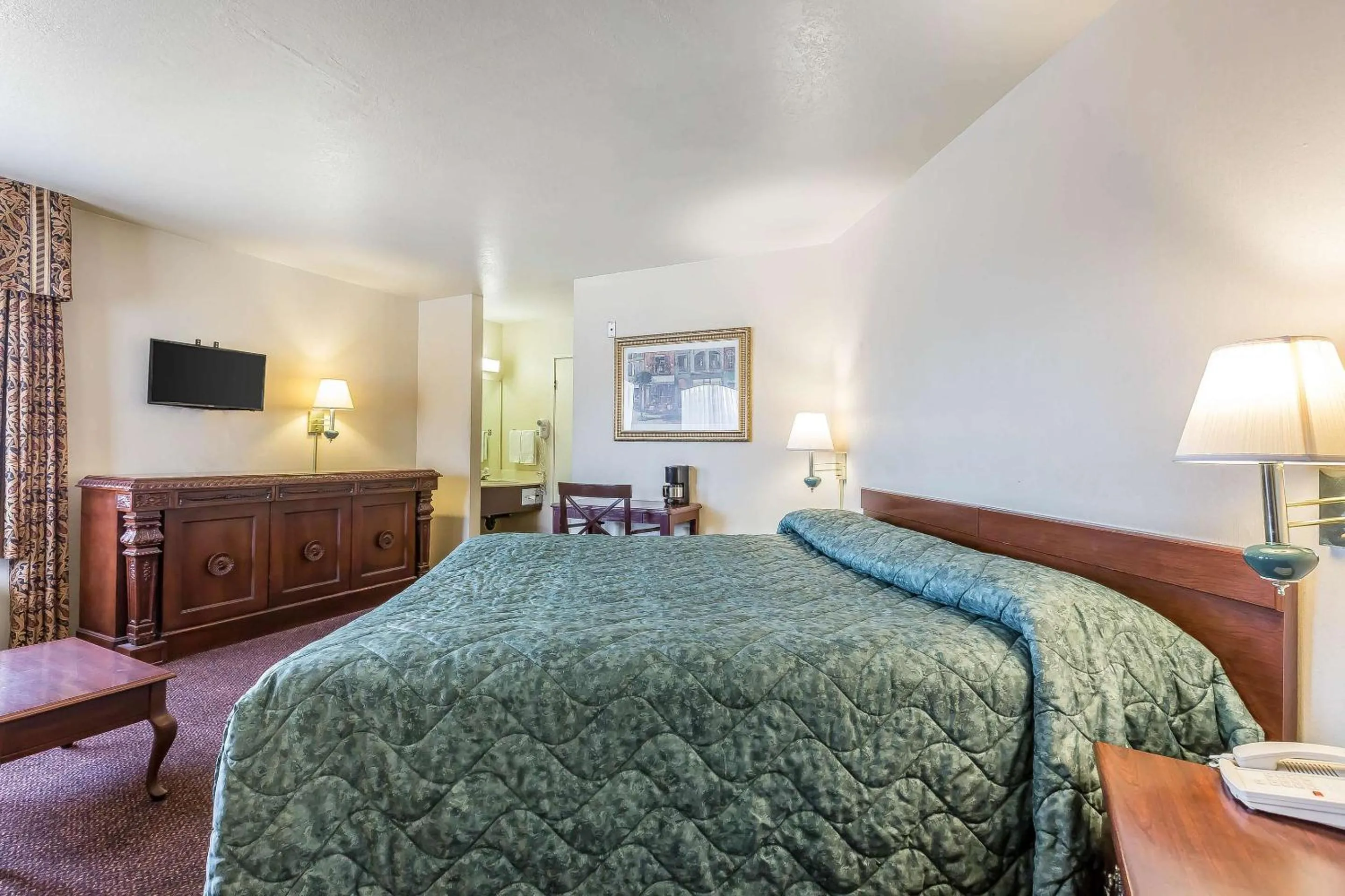 Bedroom, Bed in Rodeway Inn Magic Mountain Area